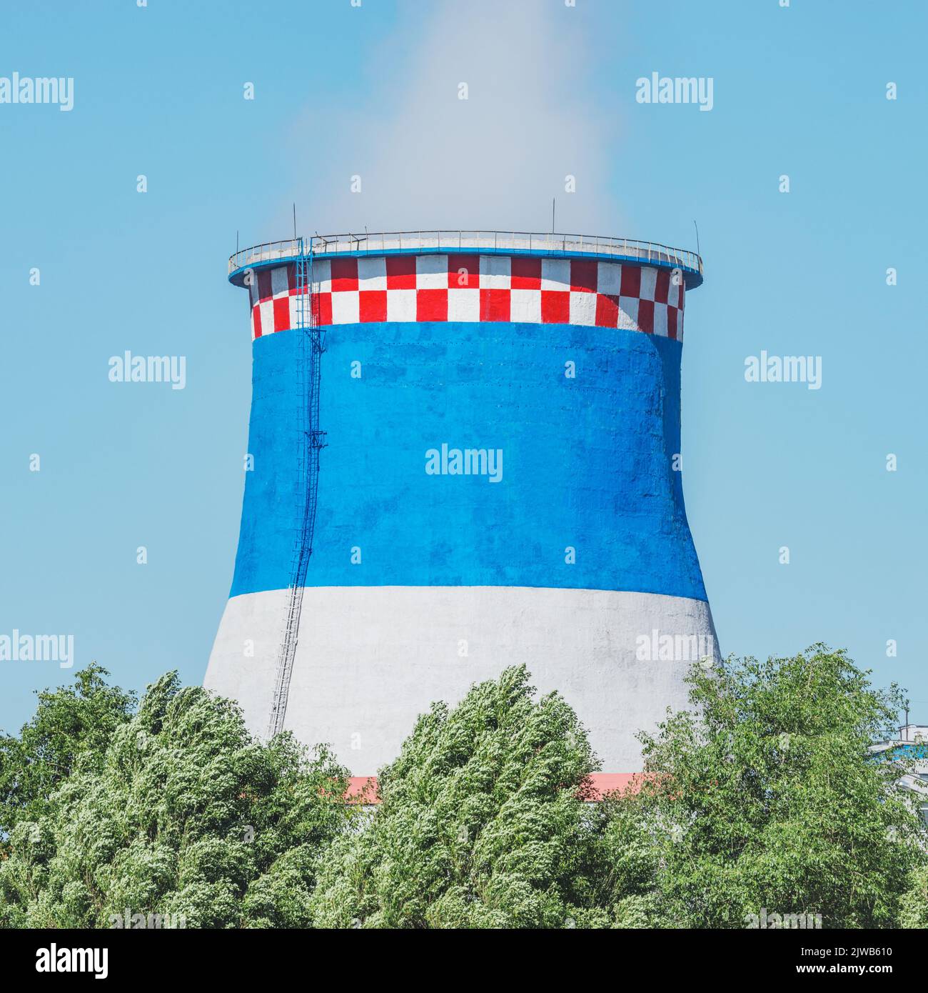 Torre di raffreddamento della centrale termoelettrica. Foto Stock