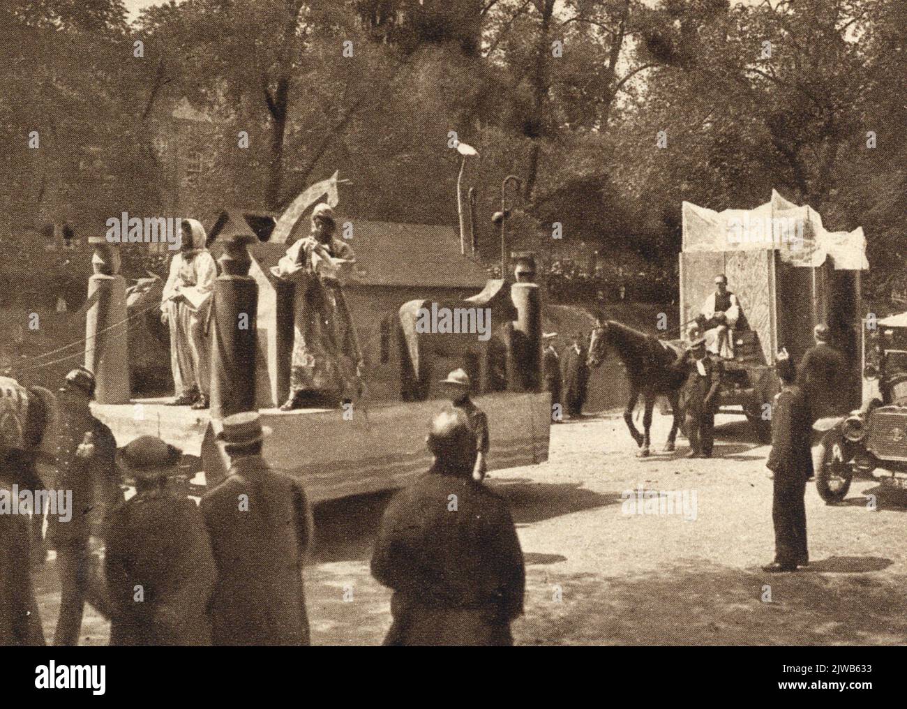 La scienza storica, presentata da una macchina come Arca di Noè. Dietro di esso: Georges Carpentier, il campione di boxe, come una personalizzazione della realtà. Foto Stock