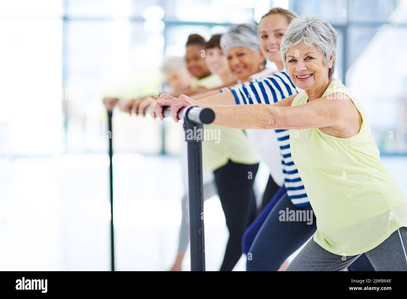 Esercizio per tutte le età. Un gruppo di donne che lavorano all'interno. Foto Stock