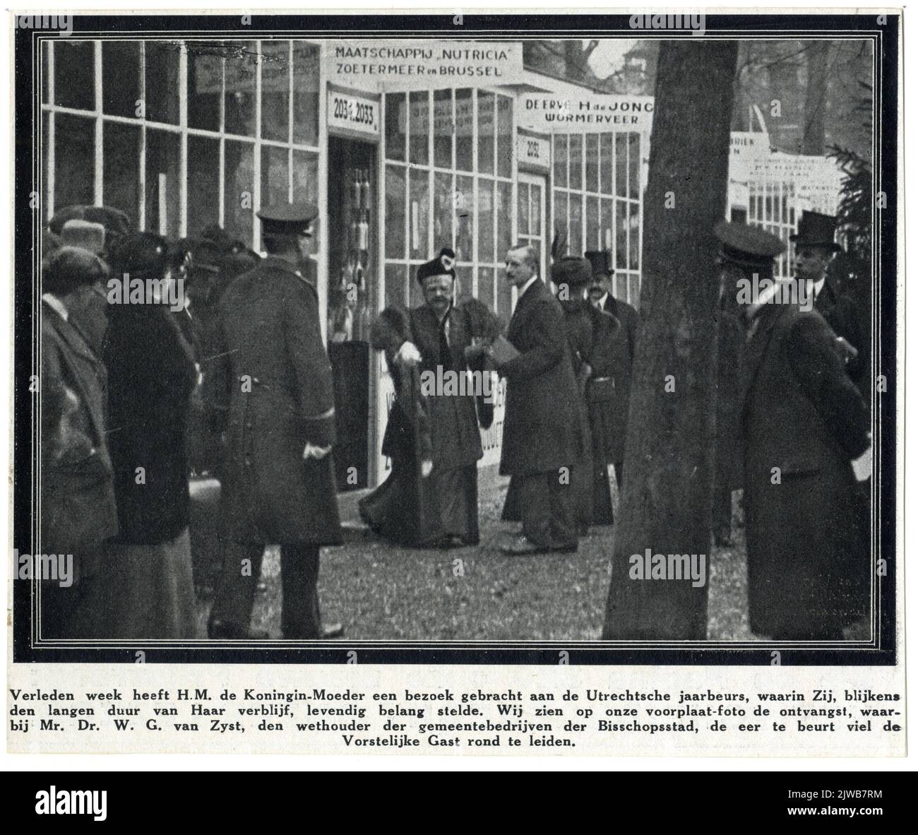 Immagine della Regina Madre Emma durante un tour del Janskerkhof di Utrecht, progettato come fiera annuale, durante i primi Jaarbeurs; accanto al suo Sig. W.A. van Zijst, presidente del consiglio di amministrazione dei Jaarbeurs olandesi. Foto Stock