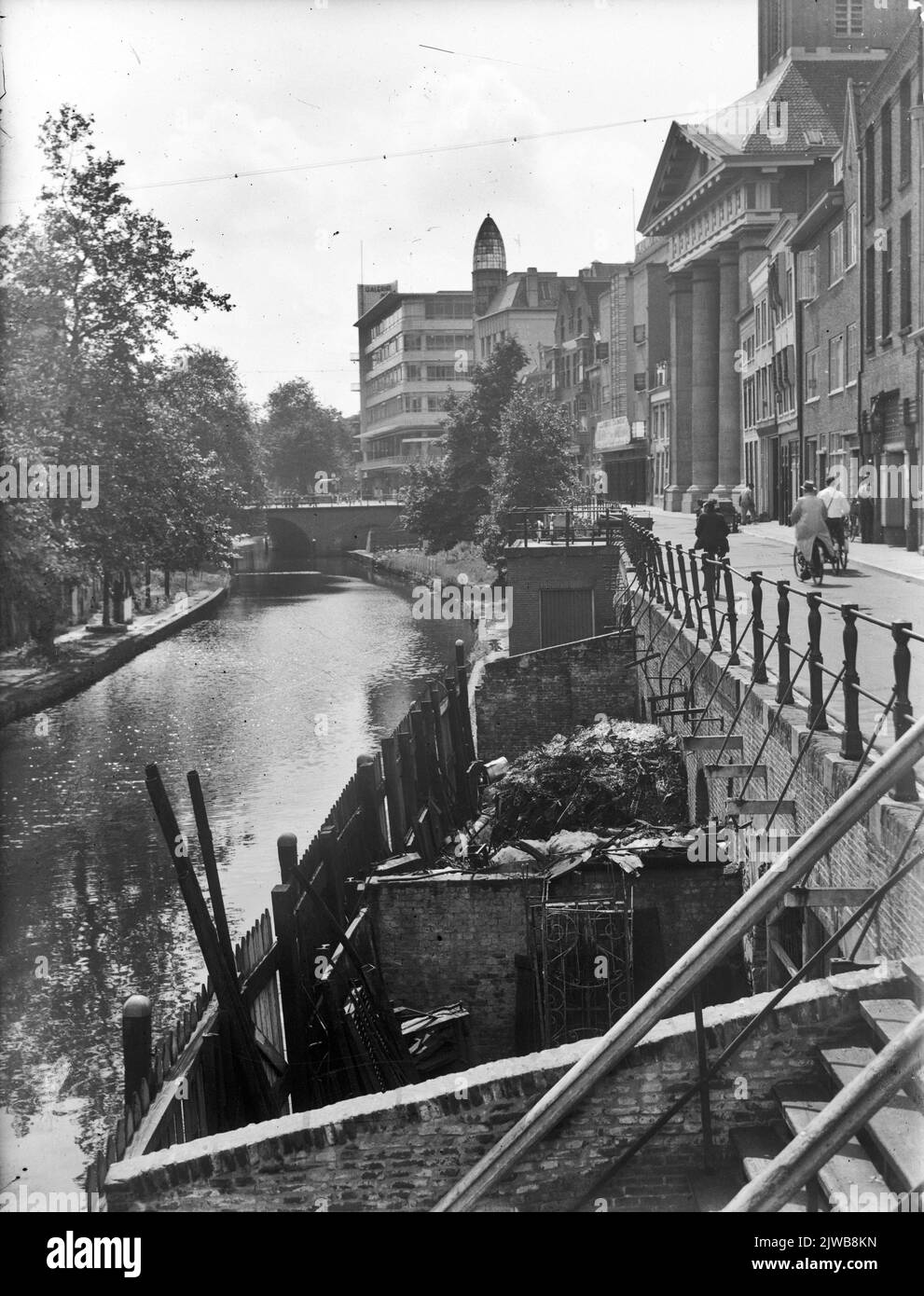 Vista del magazzino di ferro vecchio sul lato ovest dell'Oudegracht a Utrecht, vicino al Jacobibrug. Foto Stock