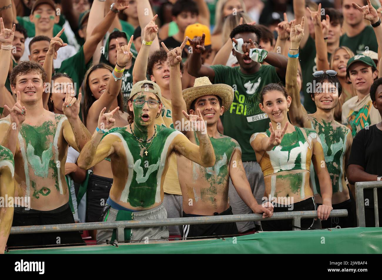 Tampa, Florida. USA; USF sezione studenti che mostra un sacco di spirt scolastico durante una partita di calcio NCAA contro Brigham Young University, sabato 3 settembre Foto Stock