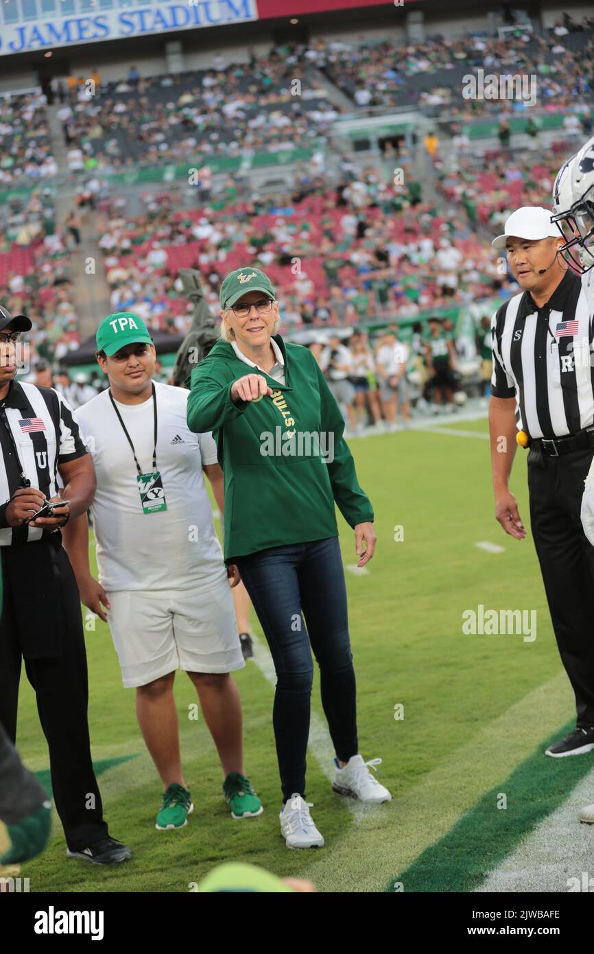 Tampa, Florida. USA; il sindaco di Tampa Jane Castor ha buttato la moneta ufficiale alla partita di oggi durante una partita di calcio NCAA contro l'Università della Florida del Sud Foto Stock