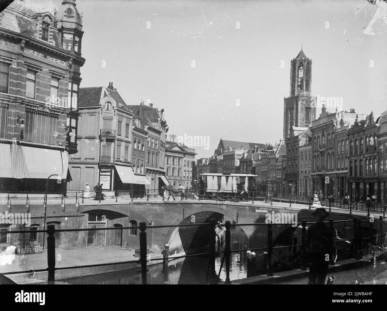 Vista dell'Oudegracht Weerdzijde a Utrecht con il Ponte Bakker con un tram a cavallo al centro; la Torre Dom sullo sfondo. Foto Stock