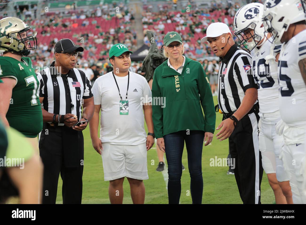 Tampa, Florida. USA; il sindaco di Tampa Jane Castor ha buttato la moneta ufficiale alla partita di oggi durante una partita di calcio NCAA contro l'Università della Florida del Sud Foto Stock