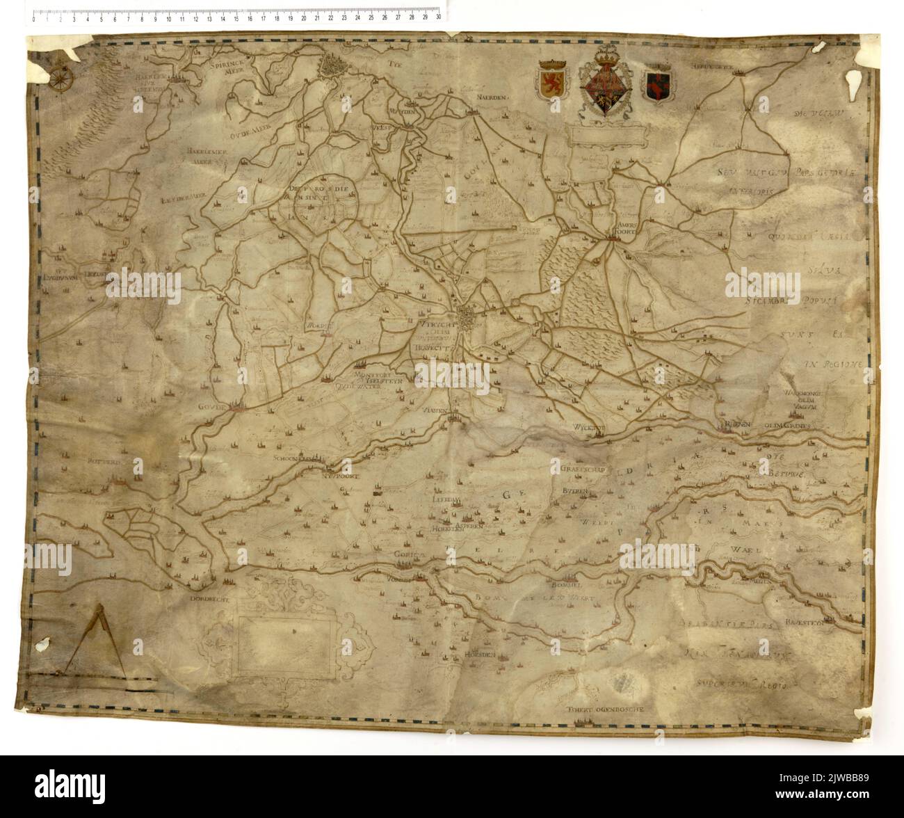 Mappa della provincia di Utrecht con gran parte dell'Olanda del Sud e Gelderland. Nell'angolo in alto a destra lo stemma della Spagna su uno scudo femminile con la corona reale; inoltre, le armi della gloria e la diocesi di Utrecht Foto Stock