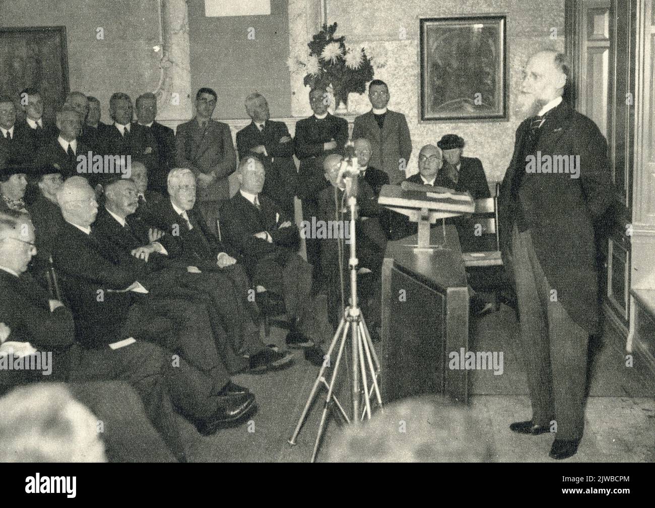 Dr. PROF. Immagine J.R. Slotemaker De Bruigne (Ministro dell'Istruzione, delle Arti e delle Scienze) durante il suo discorso all'apertura dell'Istituto di Arte religiosa ed ecclesiastica (dietro St.-Pieter 14) a Utrecht; in prima fila, terzo da sinistra, il regista Dr. R. Miedema. Foto Stock