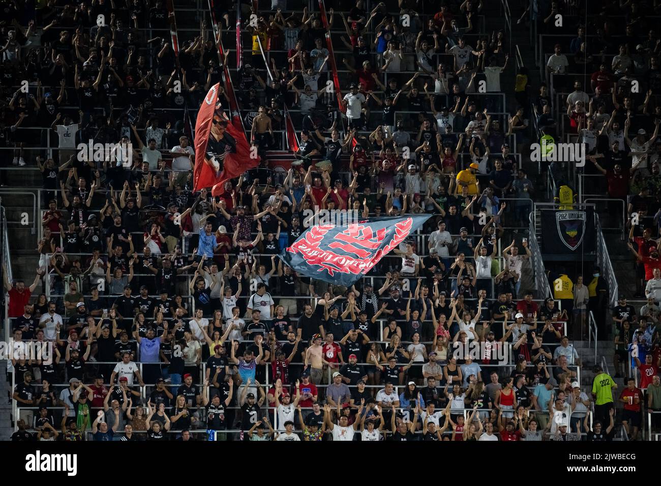 Washington, Stati Uniti. 04th Set, 2022. I tifosi degli Stati Uniti si rallegrano nella sezione dei tifosi durante una partita di calcio della Major League (MLS) tra DC United e Colorado Rapids che si è conclusa tra il 0 e il 0, all'Audi Field di Washington, DC, domenica 4 settembre 2022. (Graeme Sloan/Sipa USA) Credit: Sipa USA/Alamy Live News Foto Stock