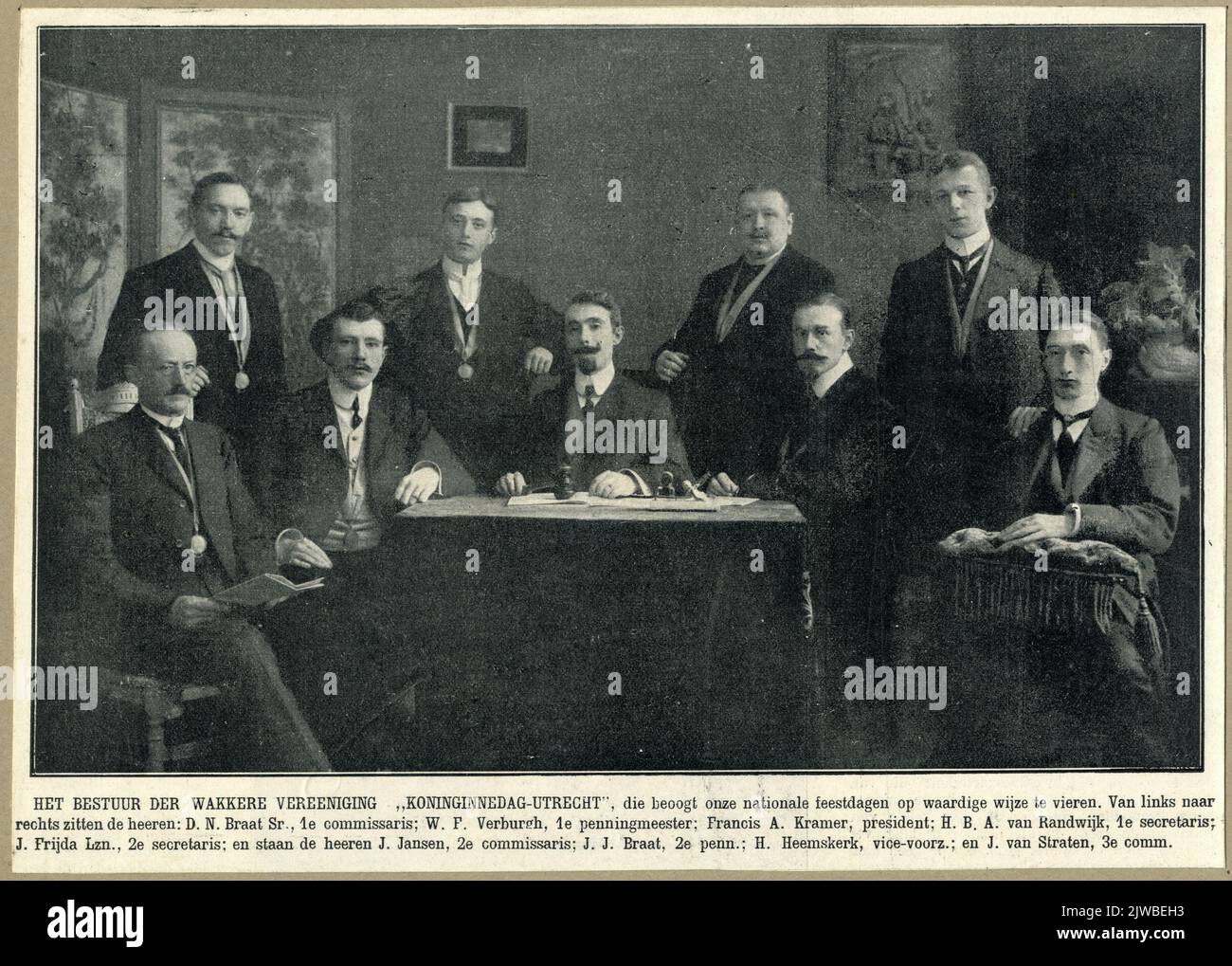 Il consiglio di Wakkere Vereeniging 'Queen's Day-Utrecht', che mira a celebrare le nostre vacanze nazionali in modo degno. Da sinistra a destra, Sig.: D. N. Braat Sr., 1st Commissaria; W. F. Verburch, 1st tesoriere; Francis A. Kramer, presidente; H. B. A. van Randwijk, segretario del 1st; / J. Frijda Lzn., segretario del 2nd; sono il commissario Heeren J. Jansen, 2nd; J. Braat, 2nd penn.; H. Heemskerk, Vice-pres.; e J. van Straten, 3rd comm. Foto Stock