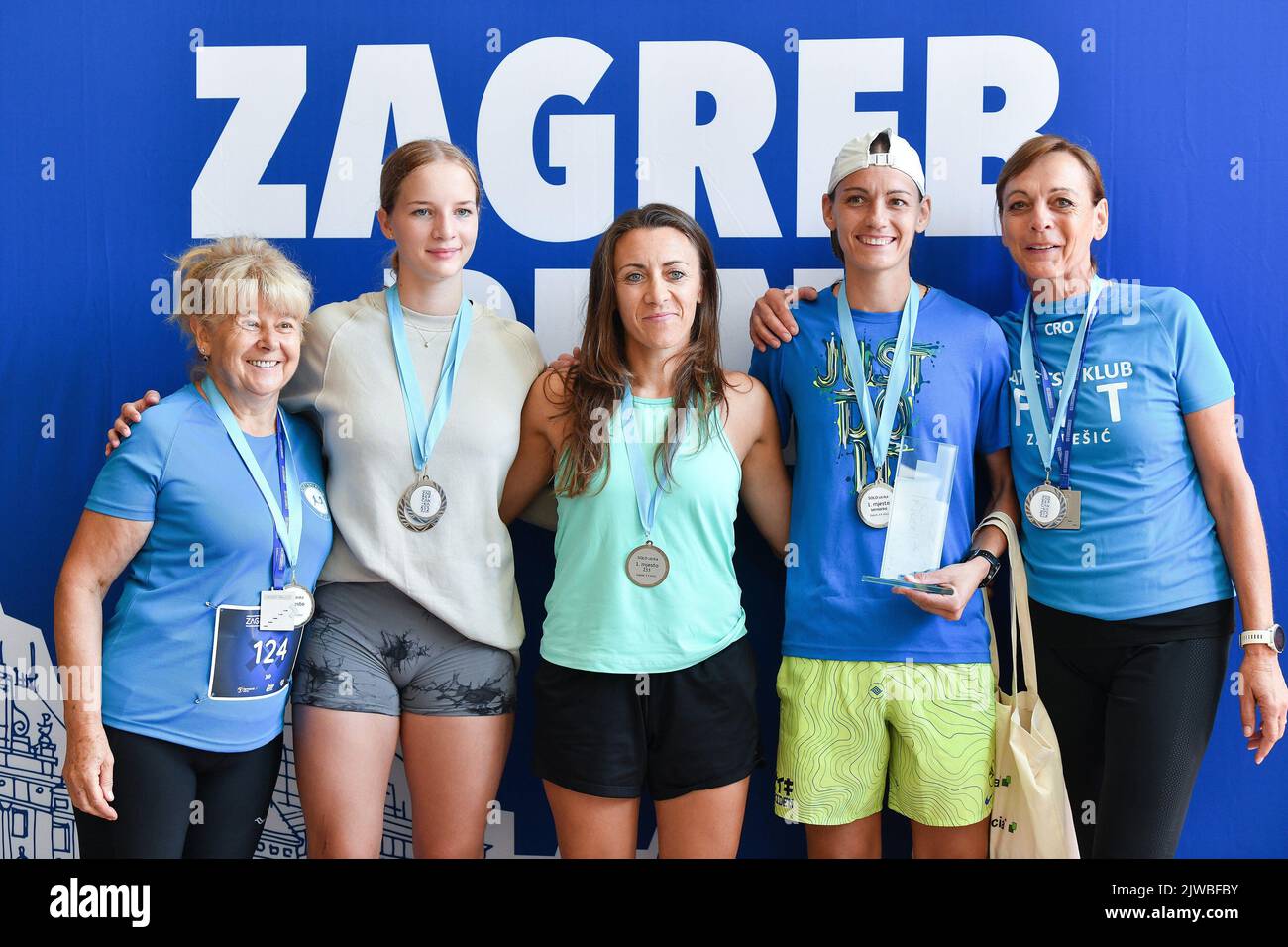 (220905) -- ZAGREB, 5 settembre 2022 (Xinhua) -- i partecipanti posano per le foto dopo la corsa delle 512 scale alla Torre Zagrepcanka di Zagabria, Croazia, il 3 settembre 2022. (Sandra Simunovic/PIXSELL via Xinhua) Foto Stock