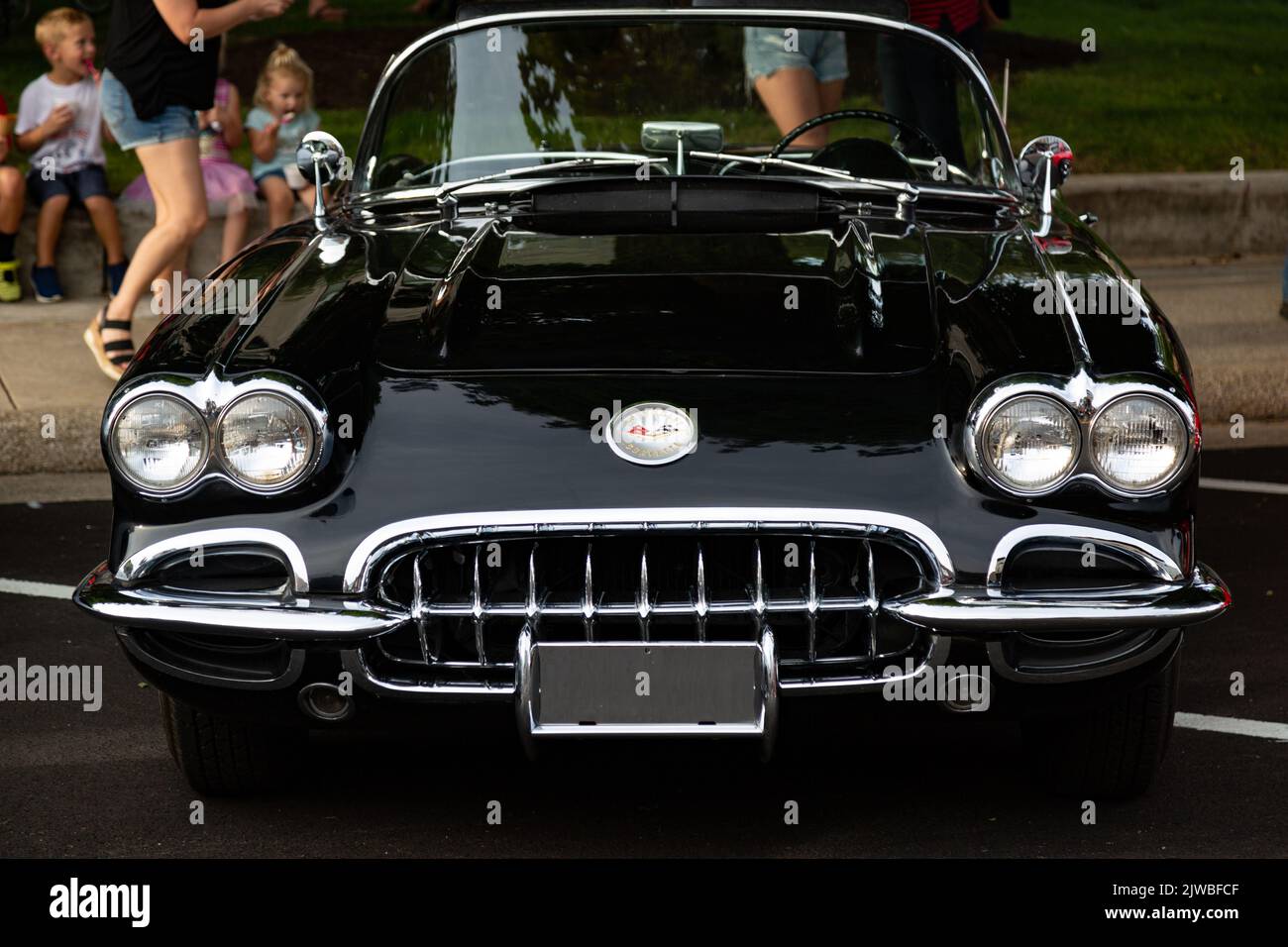 La vista frontale di un'antica Chevrolet Corvette nero cabriolet auto sportiva. Foto Stock