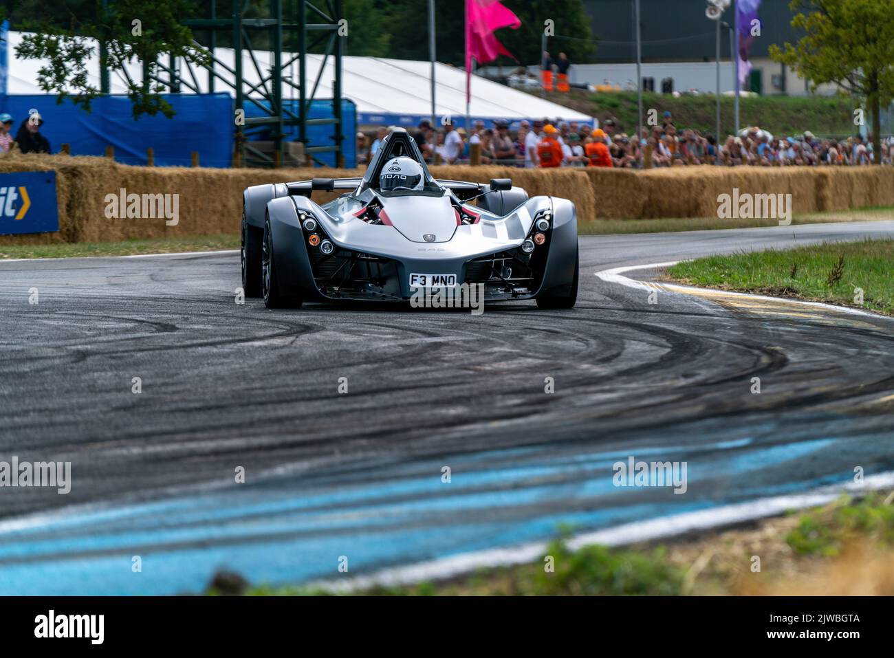 L'auto zooms round the Track al Car Fest South Car- Fest South, il palcoscenico principale artisti di musica auto in pista e ospiti speciali celebrità assistere. Christ Evans ospita questo festival del fine settimana ogni anno per raccogliere fondi per le associazioni di beneficenza dei bambini. Ogni giorno ospita i migliori artisti musicali sul palcoscenico principale, numerose auto in mostra e in pista e altri palcoscenici che ospitano esperienze e ospiti. Le foto mostrano Main Stage Music, le auto in pista, gli attori che vengono intervistati allo Star Fest Stage la folla che si gode il festival. Foto Stock