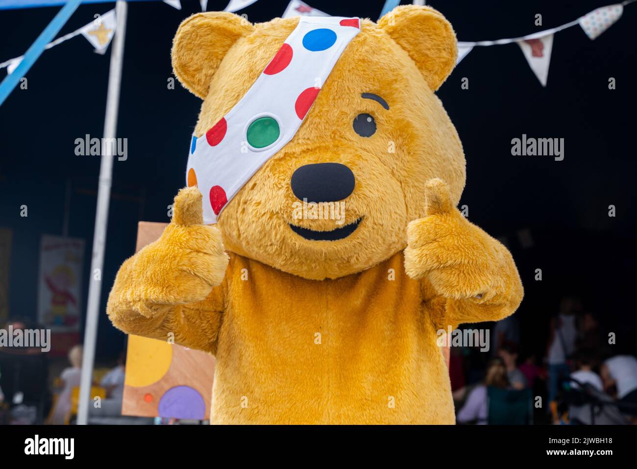 Pudsey Bear Giving the Thumbs up al Car Fest South Car- Fest South, principale palcoscenico artisti automobili in pista e ospiti speciali celebrità assistere. Christ Evans ospita questo festival del fine settimana ogni anno per raccogliere fondi per le associazioni di beneficenza dei bambini. Ogni giorno ospita i migliori artisti musicali sul palcoscenico principale, numerose auto in mostra e in pista e altri palcoscenici che ospitano esperienze e ospiti. Le foto mostrano Main Stage Music, le auto in pista, gli attori che vengono intervistati allo Star Fest Stage la folla che si gode il festival. (Foto di Bonnie Britain/SOPA Images/Sipa USA) Foto Stock