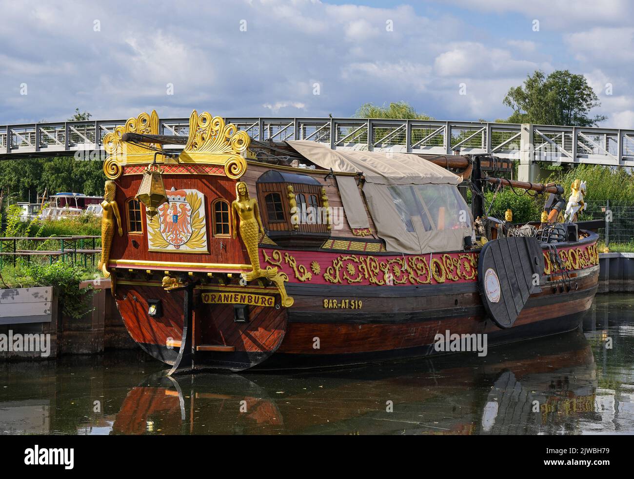 Oranienburg, Germania. 29th ago, 2022. La nave 'Sehnsucht' è ormeggiata nel porto del castello di Oranienburg. Lo yacht è stato costruito in occasione dello state Garden Show 2009 in città, basato sul modello della nave a vela monostagno del Grande vettore. L'attuale 'Grande Yacht' fu costruito a Kolberg nel 1679 e navigò sul basso Reno, ad Amsterdam, Londra e Berlino. La replica della nave 'Sehnsucht' offre una crociera nostalgica da Oranienburg attraverso le acque di Brandeburgo e Berlino, passando per Pfaueninsel e Palazzo Cecilienhof fino a Caputh. Credit: Soeren Stache/dpa/ZB/dpa/Alamy Live News Foto Stock