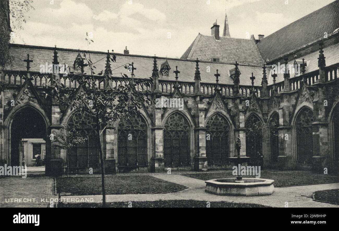 Vista dell'angolo sud-est del crocifisso del Duomo di Utrecht con il passaggio sul retro del Duomo a sinistra, da ovest. Foto Stock
