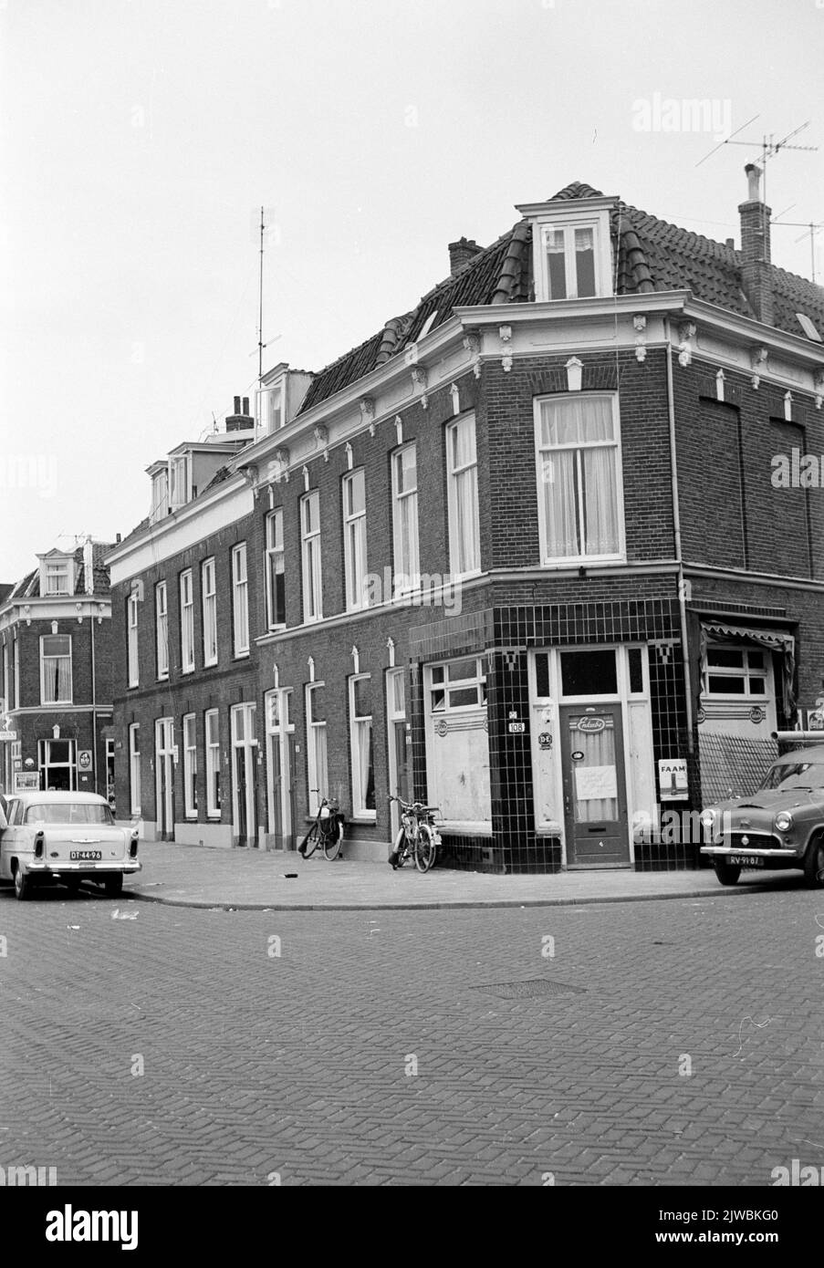 Vista delle facciate degli edifici Vleutenseweg 108-Lager e della parete laterale destra dell'edificio d'angolo Vleutenseweg 108 a Utrecht, dall'incrocio con Javastraat. Foto Stock