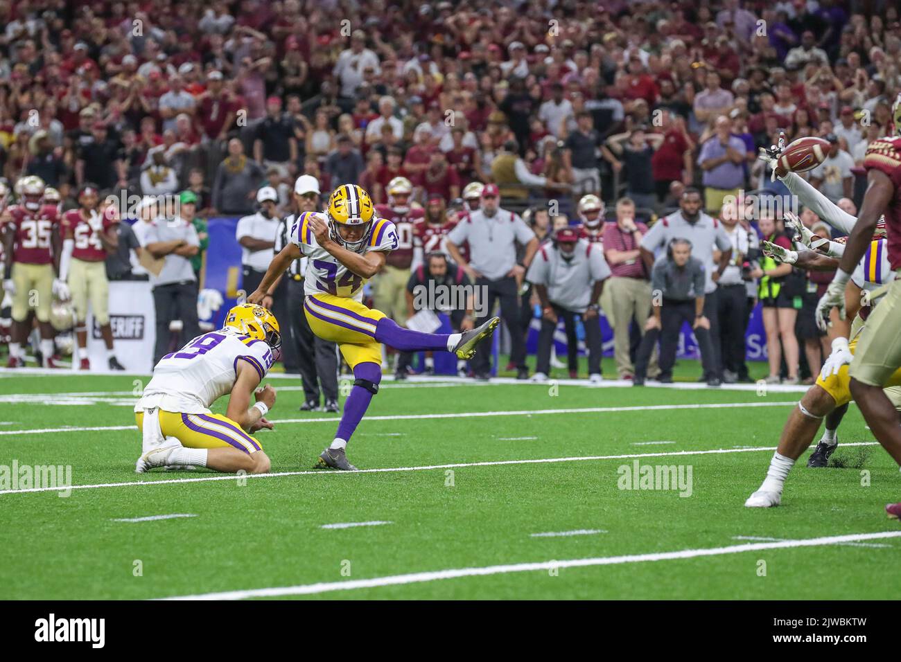 New Orleans, Stati Uniti. 4 settembre 2022: Il calciatore della LSU Damian Ramos (34) ha il suo punto supplementare bloccato dal difensore della Florida St. Shyheim Brown (38) durante il gioco di Kickoff della Louisiana di Allstate tra la Florida St. Seminoles e le tigri della LSU al Caesars Superdome di New Orleans, LA. Jonathan Mailhes/CSM Credit: CAL Sport Media/Alamy Live News Foto Stock