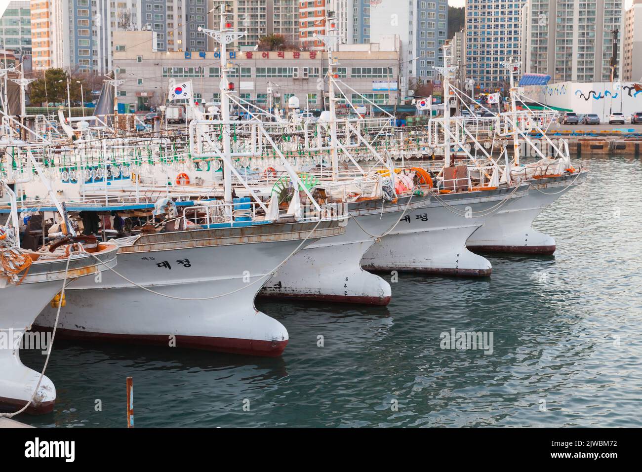 Busan, Corea del Sud - 16 marzo 2018: Flotta di barche da pesca ormeggiate nel vecchio porto di pescatori di Busan Foto Stock