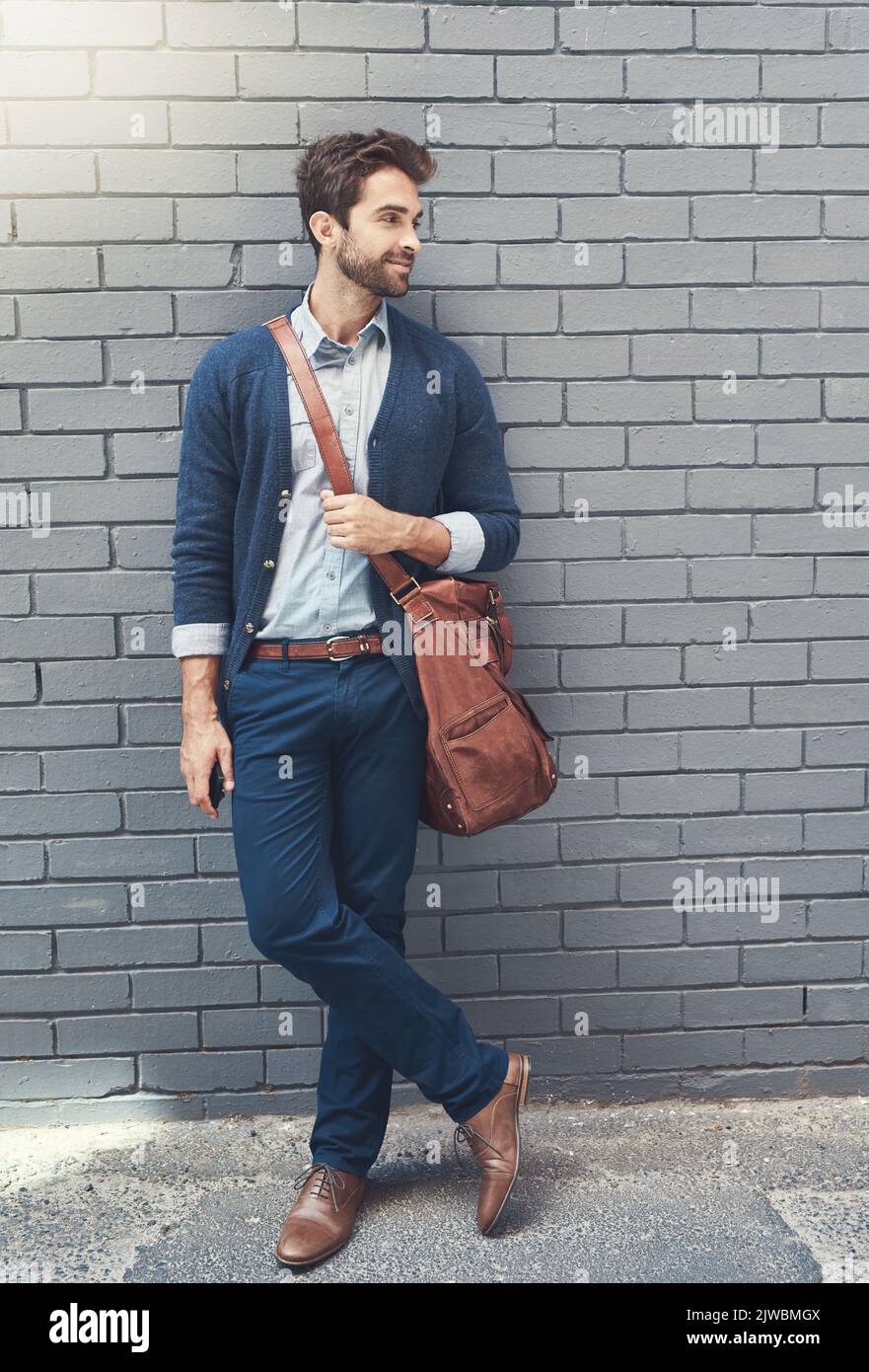 Elegante e disinvolto, un uomo d'affari all'aperto dal look elegante. Foto Stock