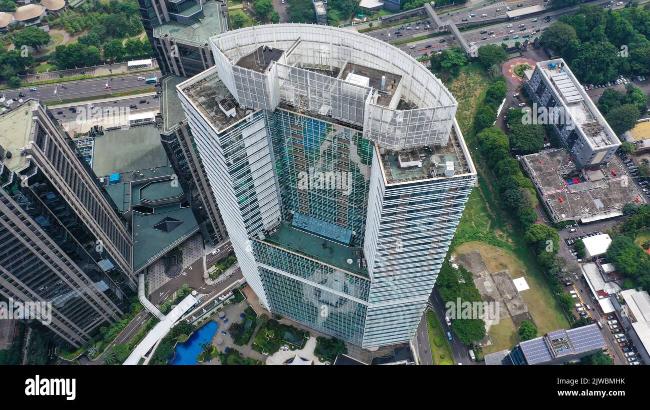 Vista dall'alto di una città con il drone. Alti edifici nella citta' di Giacarta Foto Stock