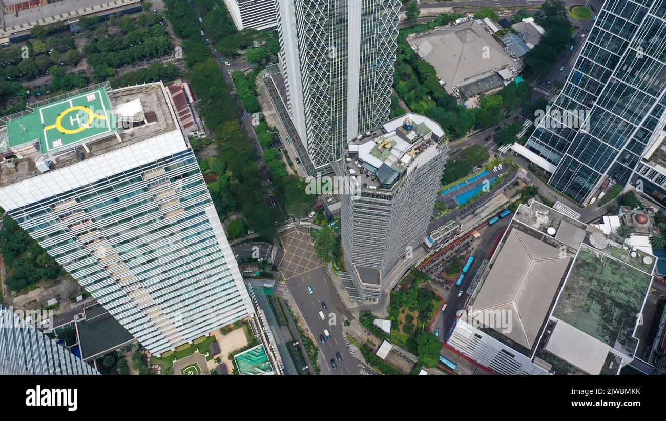 Vista dall'alto di una città con il drone. Alti edifici nella citta' di Giacarta Foto Stock