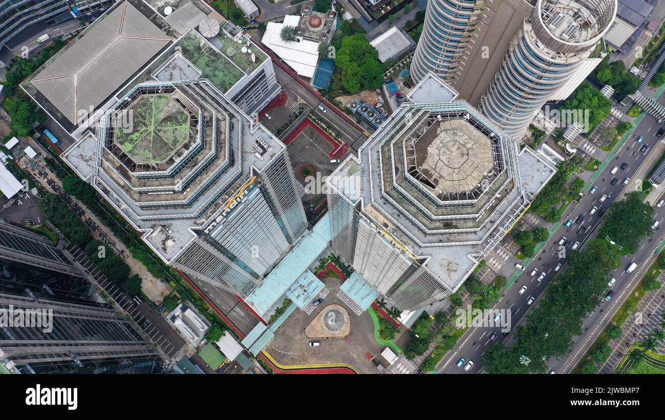 Vista dall'alto verso il basso su diversi raschiatori di cielo in una grande città, sorvola Foto Stock