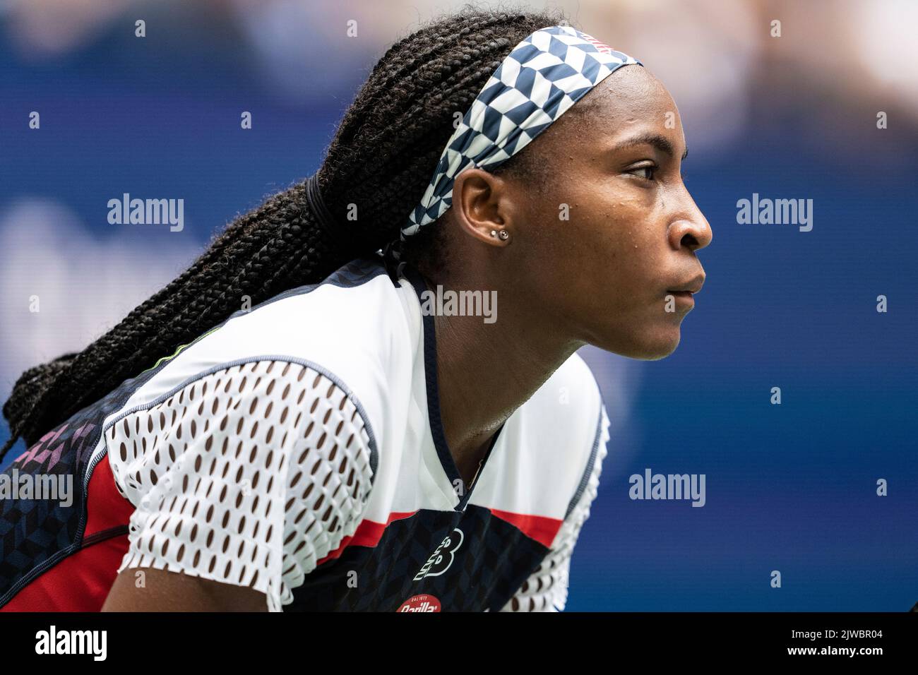 New York, NY - 4 settembre 2022: Coco Gauff in azione durante il 4th° round dei campionati US Open contro Shuai Zhang of China all'USTA Billie Jean King National Tennis Center Foto Stock