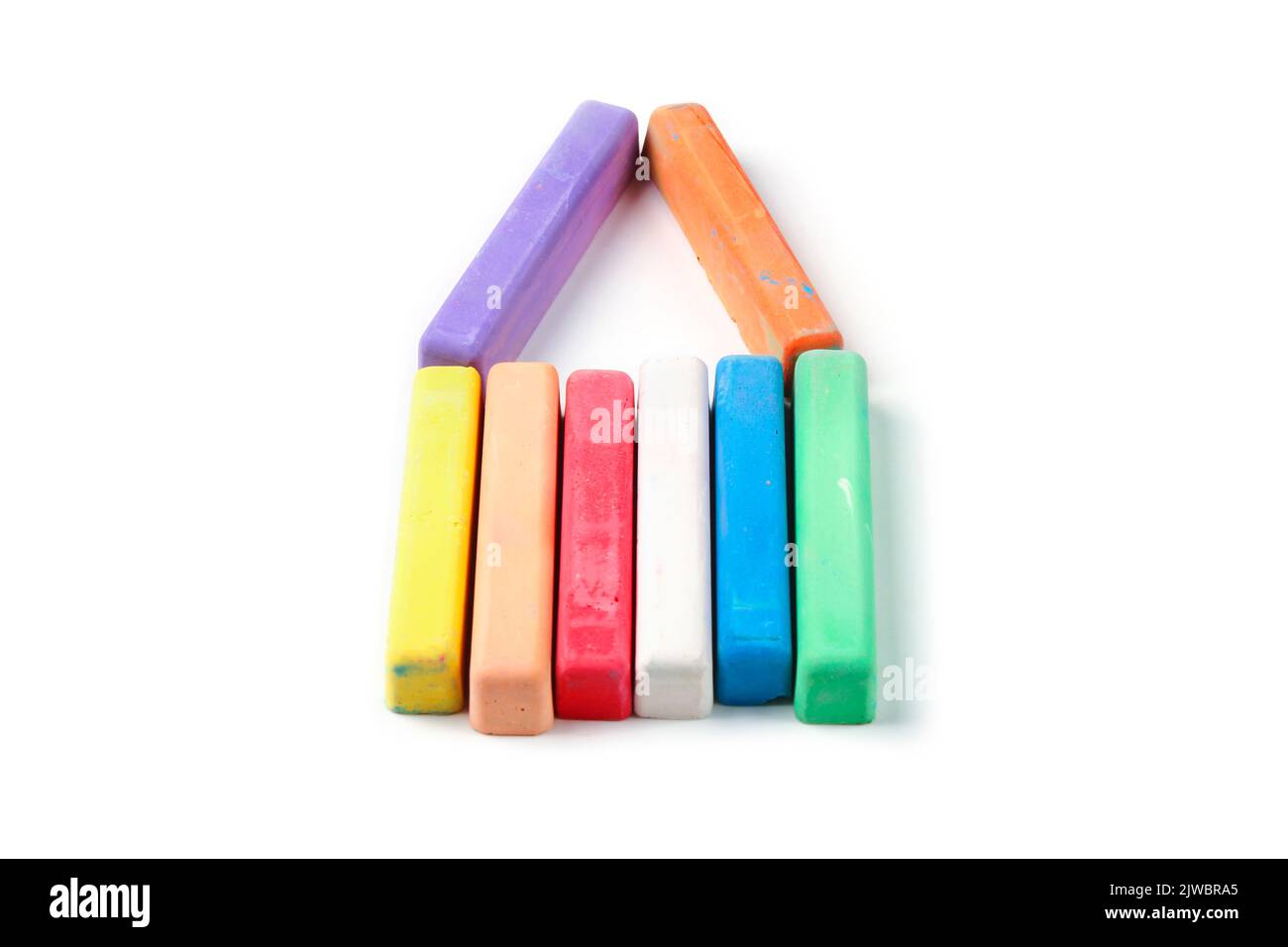 I pastelli multicolore per i bambini da disegnare sono ripiegati in una casa Foto Stock