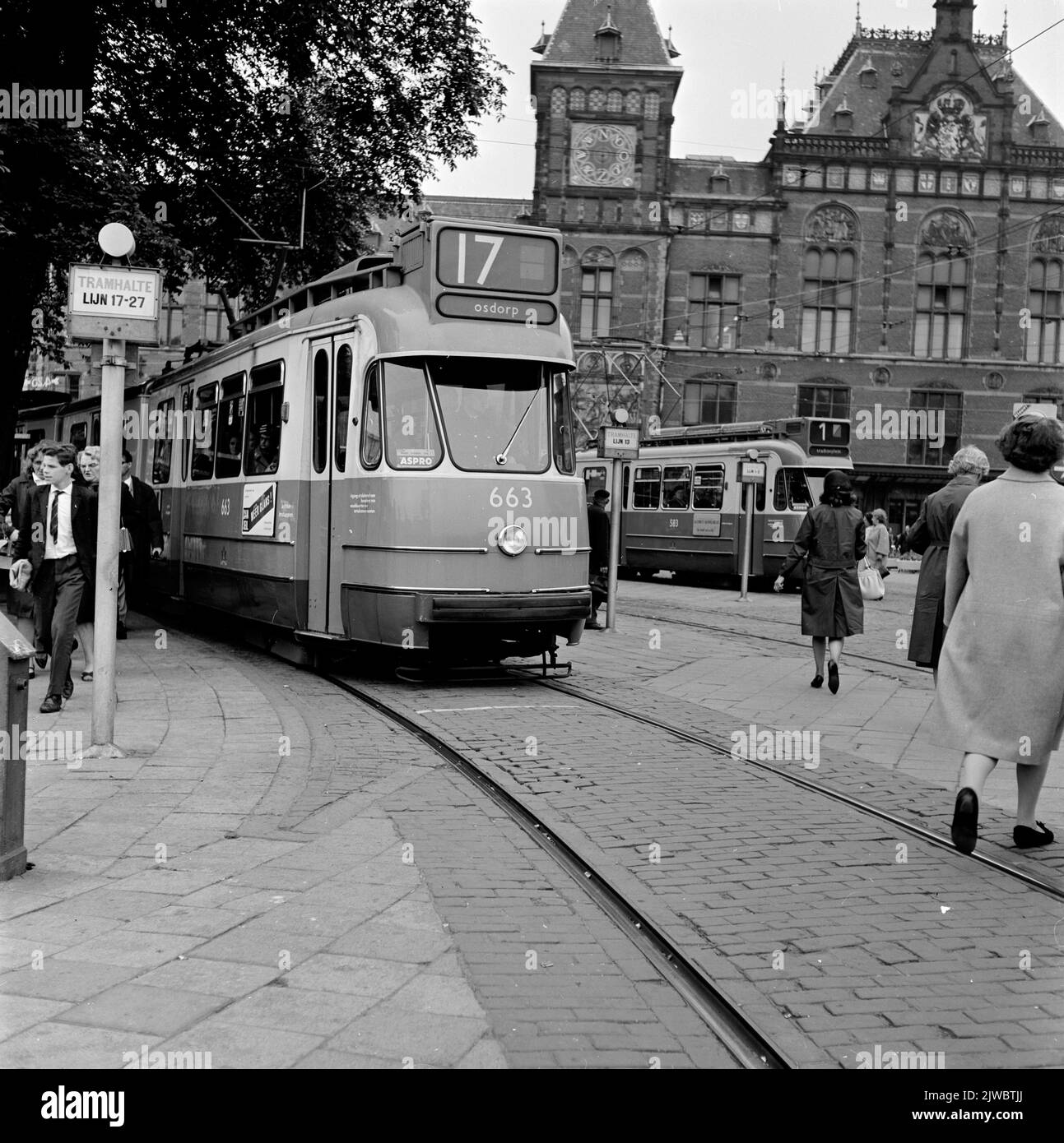 Immagine di un tram alla fermata del tram per la stazione N.S di Amsterdam et al. Ad Amsterdam. Foto Stock