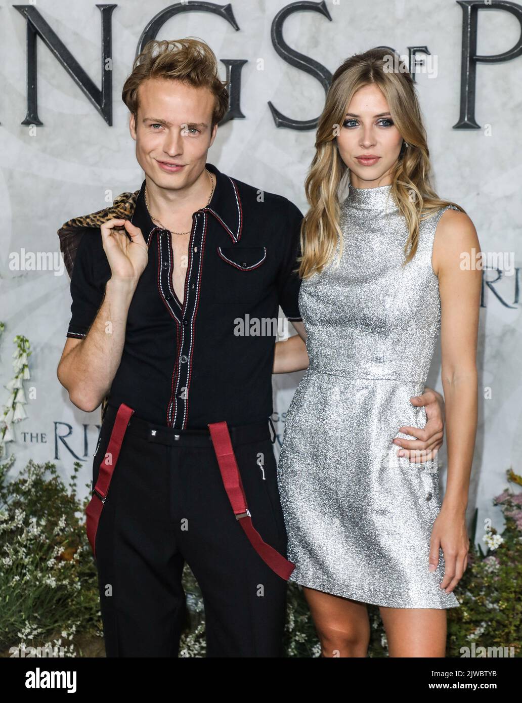 (L-R) Will Fletcher e Hermione Corfield hanno partecipato alla prima mondiale per 'il Signore degli anelli: Gli anelli del potere' ai Leicester Square Gardens di Londra. Foto Stock