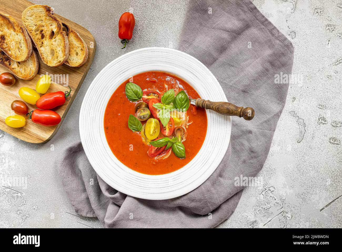 Zuppa di pomodoro con crema e basilico Foto Stock