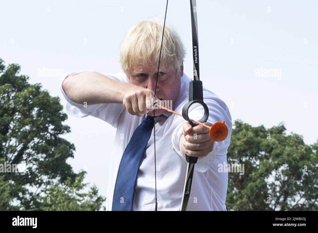 Foto del file datata 10/08/2020 del primo Ministro Boris Johnson partecipa al tiro con l'arco durante una visita al campo Estivo Premier Education presso il Sacro cuore della Mary Girl's School, Upminster in Essex. Liz Truss o Rishi Sunak saranno dichiarati come il nuovo leader del Partito conservatore, e successore del primo Ministro Boris Johnson, lunedì pomeriggio. Il PM in arrivo dovrà affrontare una serie di sfide scoraggianti, tra cui una crisi energetica, un'inflazione alle stelle, ulteriori azioni di sciopero e la guerra in corso in Ucraina. Data di emissione: Lunedì 5 settembre 2022. Foto Stock