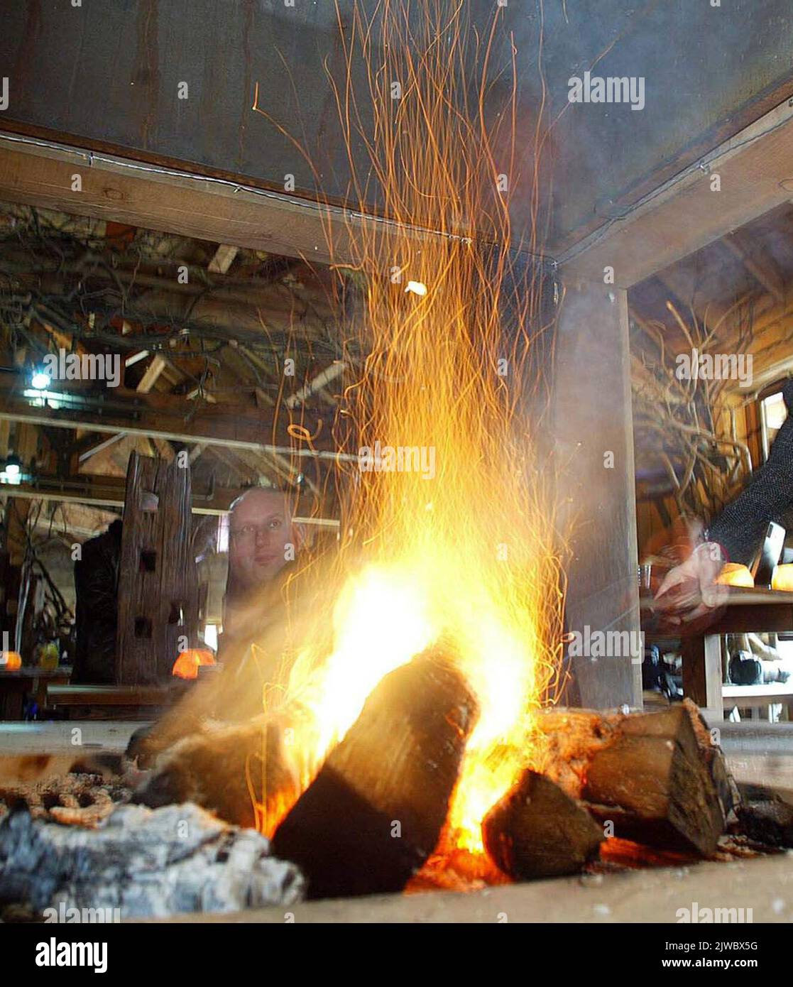 Foto di un fuoco aperto non datata. Uno su 10 proprietari di abitazione hanno detto che progettano usare i fuochi reali anziché il riscaldamento centrale, conducendo alle preoccupazioni fra gli assicuratori che alcuni potrebbero mettere le loro proprietà a rischio. La ricerca da Aviva ha trovato un decimo degli adulti ha detto che progettano di accendere i fuochi o stufe più spesso nelle loro case per evitare il riscaldamento centrale fra i prezzi di energia che alzano. Data di emissione: Lunedì 5 settembre 2022. Foto Stock