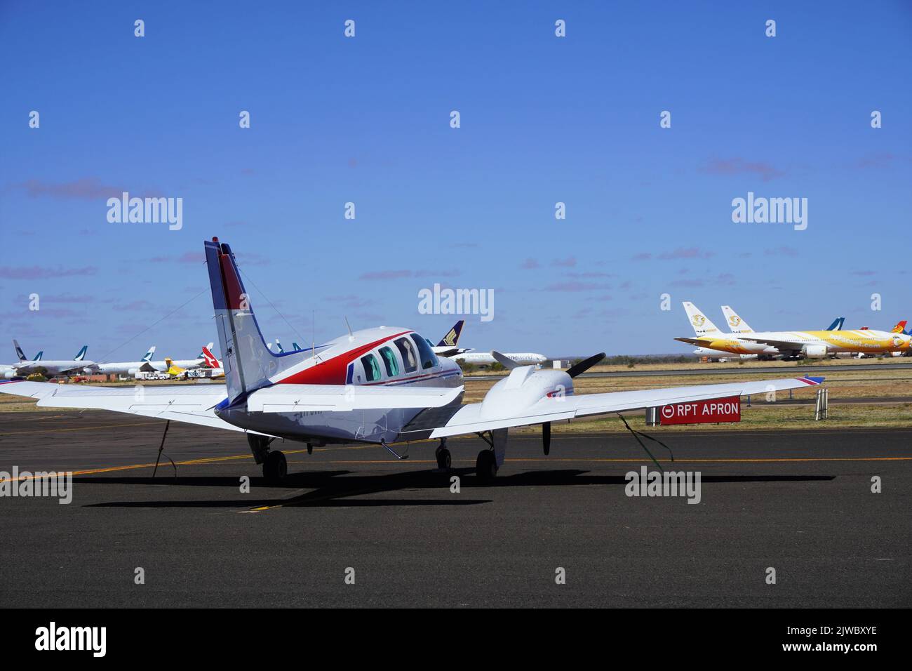 Aeroporto di Alice Springs con un piccolo aereo che oscura aerei più grandi Foto Stock