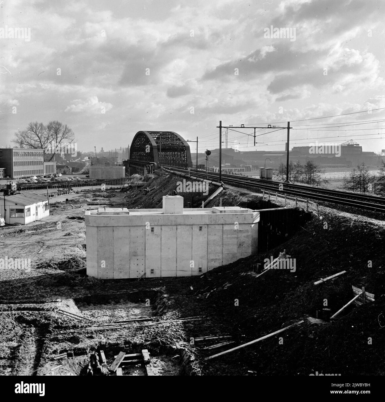 Vista del ponte ferroviario in costruzione sull'Amsterdam-Rijnkanaal sulla linea ferroviaria Amsterdam-Utrecht di Utrecht con il vecchio "ponte Demka". Sulla destra sullo sfondo le fabbriche di Werkspoor. Foto Stock