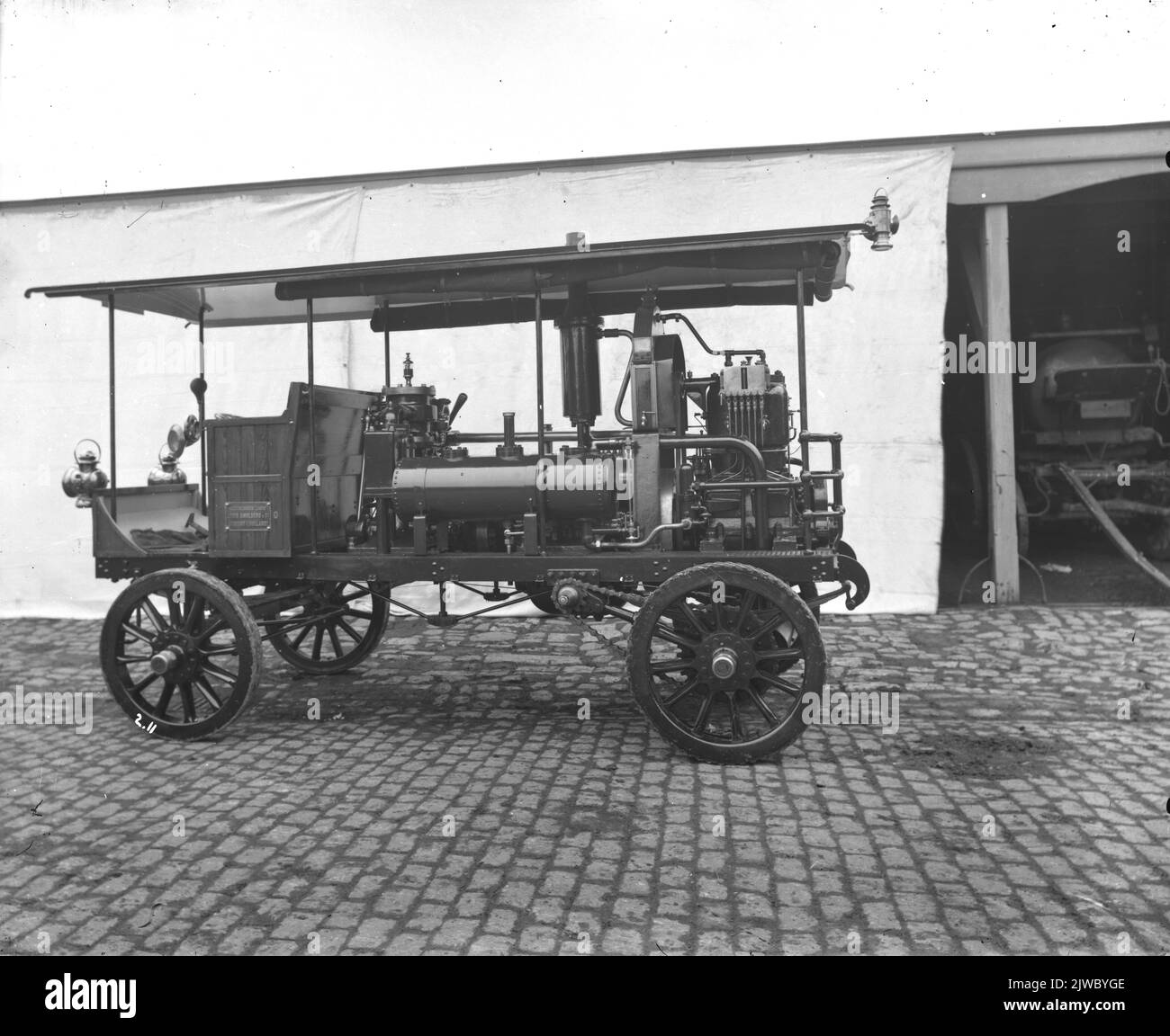 Immagine di un'auto prodotta dalla società Louis Smulders & Co (Groeneweg 2) a Utrecht con pompa d'aria orizzontale (pompa da vuoto) utilizzata dalla pulizia del comune per lo svuotamento di Beerputten.n.b. Il Firmanaam fu cambiato nel 1918 in N.V. Machinefabriek Jaffa ex Louis Smulders & Co.de Firmanaam è stato cambiato nel 1952 a N.V. Machinefabriek Stork-Jaffa Foto Stock