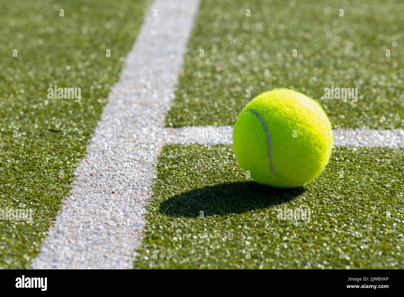 Palla da tennis su corte Foto Stock