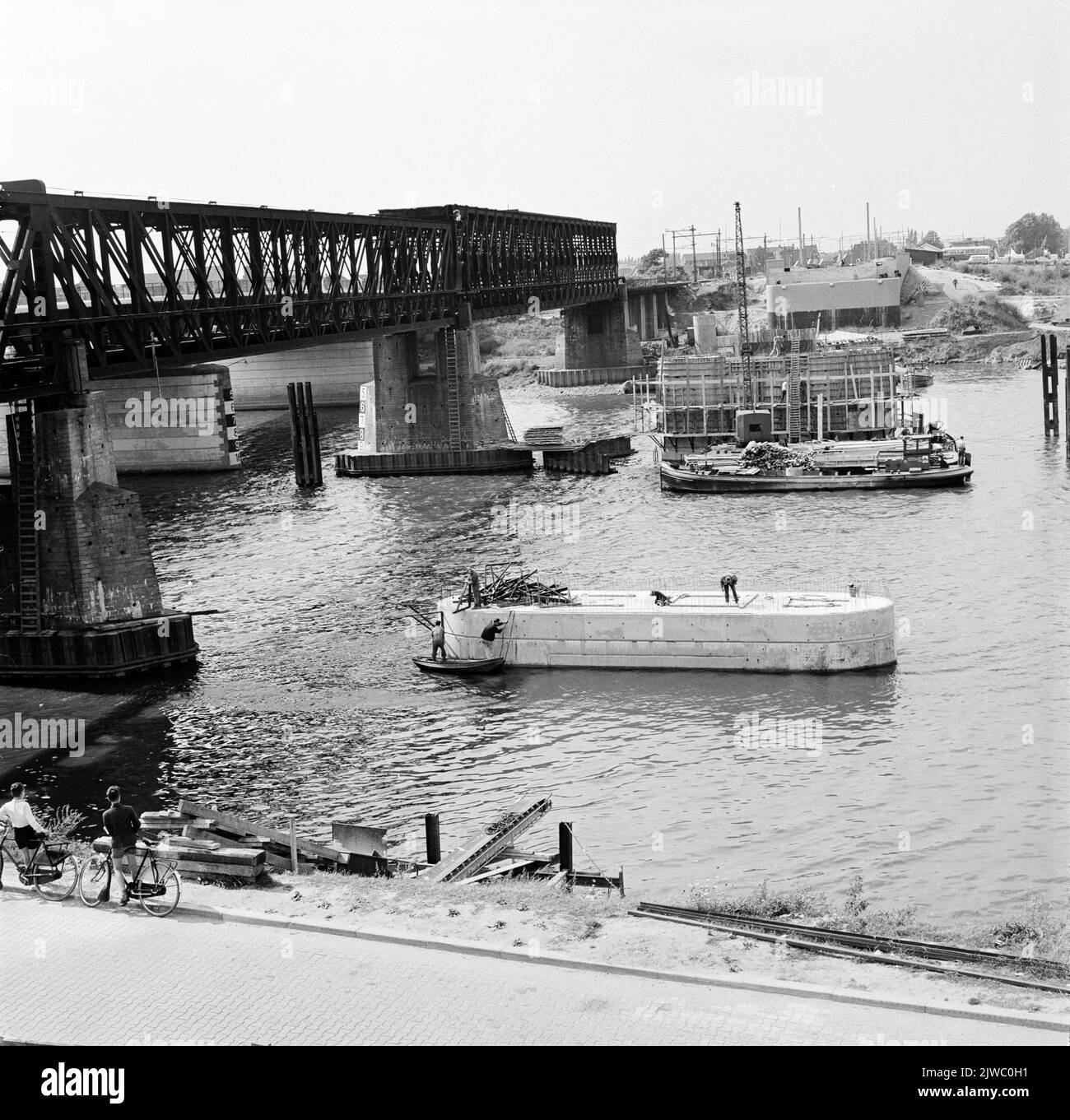 Vista della costruzione dei pilastri per il nuovo ponte ferroviario sul Maas nei pressi di Venlo con il vecchio ponte di emergenza sulla sinistra. Foto Stock