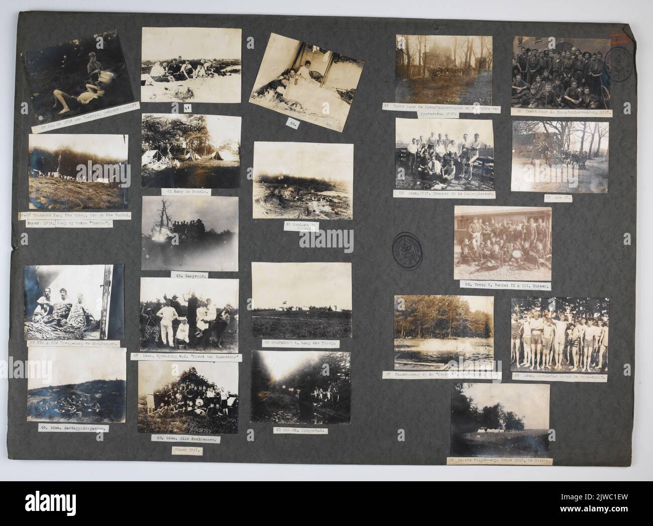 Immagine di pagina 3 da un album fotografico a foglia libera della Dutch boy Scouts Association (N.P.V.), Dipartimento di Utrecht, con foto di: Il campo di transizione di Bilthoven nel 1916 (39 e 43-44); Il campo di tiro della spazzatura 2nd, 2nd e 3rd bandiera con campo a Huize 'Tandem' a Varsseveld e Kamp a Ruurlo nell'estate del 1916 (40-42 e 45); Il campo di truppe 2nd e 4th a Beekbergen nell'estate del 1917 con, tra gli altri, i leader K. Burger e Chr. Groothof (46-55); Troep 2, Vendel 2 e 3 a Huizen (56); il campo di Pasqua sul 'Koekoek' a Maartensdijk (57-58); il primo campo di cucù in Foto Stock