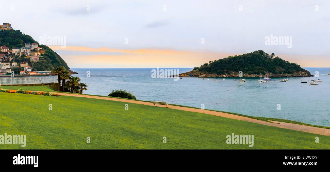 Vista panoramica sulla baia di la Concha e sulla spiaggia di San Sebastian Donostia con l'isola di Santa Klara o Santa Clara sullo sfondo, Paesi Baschi, Spagna Foto Stock