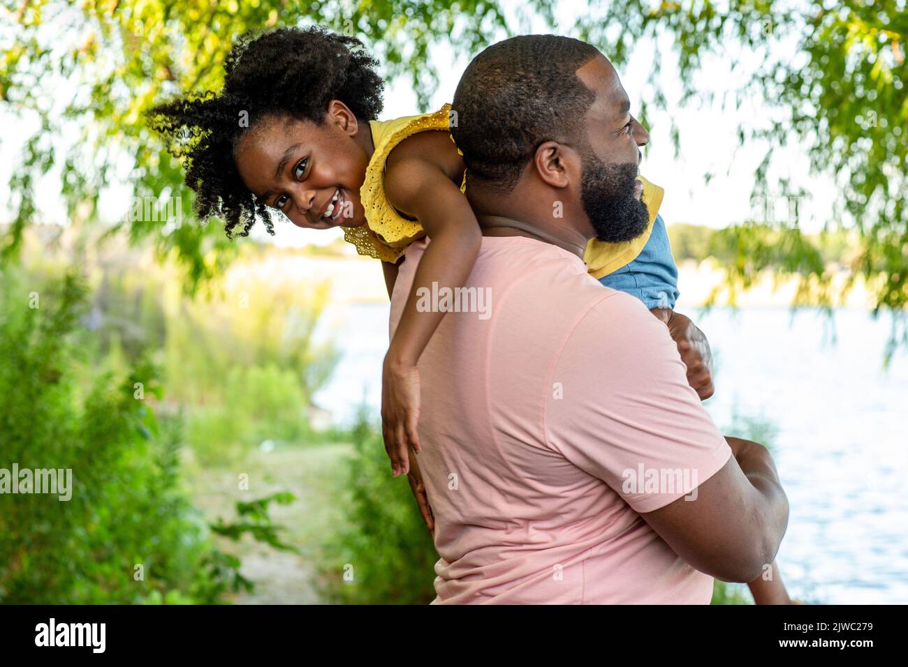 Padre e figlia sorridono e ridono fuori. Foto Stock