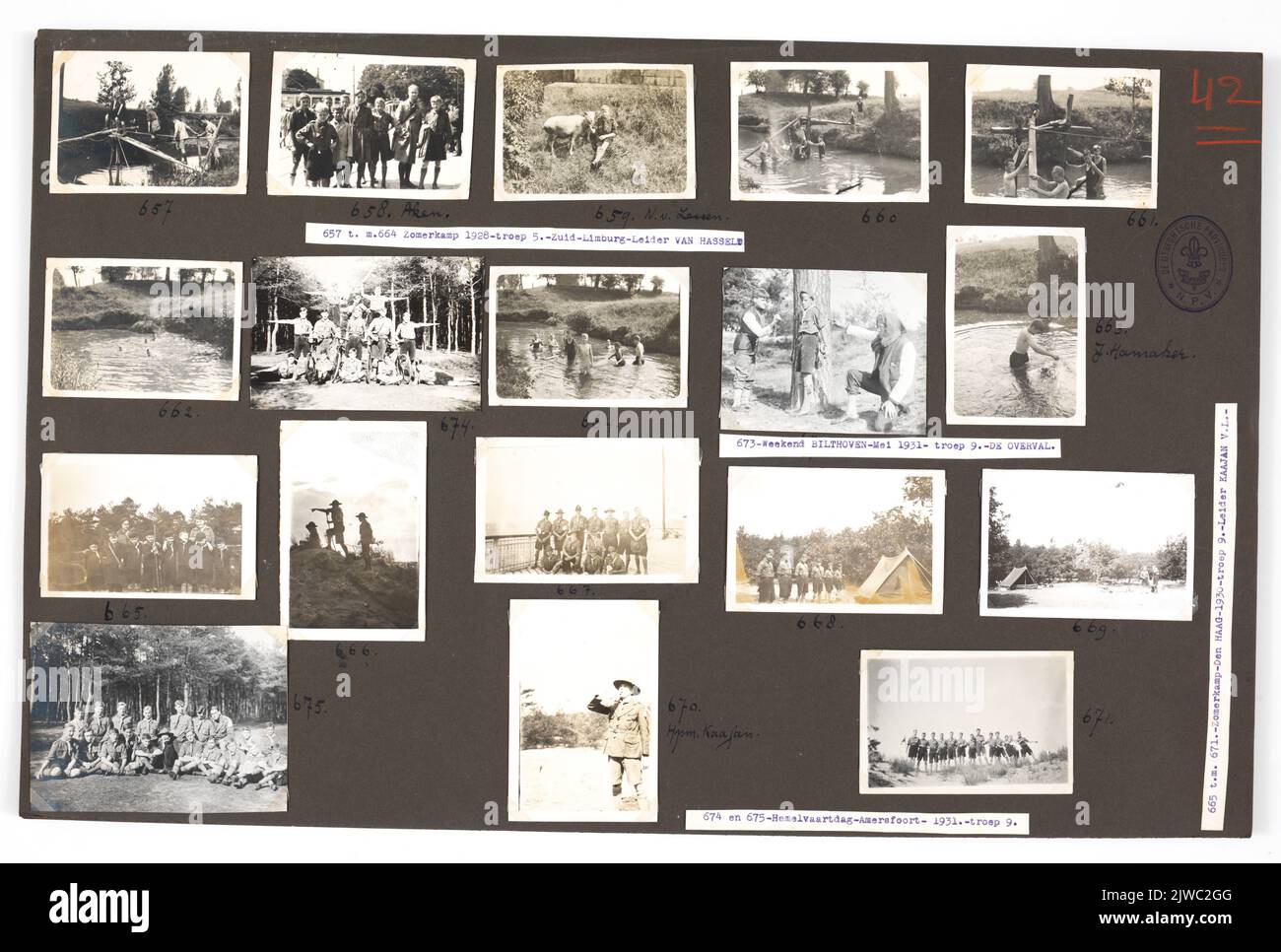 Foto di pagina 42 da un album di foto a foglie sciolte della Dutch Poundfinders Association (N.P.V.), Dipartimento di Utrecht, con foto di: Il campo estivo del gruppo 5 a Epen (Limburgo Sud) nel 1928 (657-664) con visita ad Aquisgrana (658), lezioni di N. van [sei?] Oltre ad una pecora (659) e J. Hamaker nel fiume De Geul (663); campo estivo del gruppo 9 all'Aia nel 1930 (665-671) comprendente, tra l'altro, l'orda della prima volta (665); orientamento della silhouette (666), la pattuglia dello scoiattolo (668) e Hopman Kaajan (670); Weekend di Gruppo 9 a Bilthoven nel maggio 1931 - Game De Robel (673) e g Foto Stock