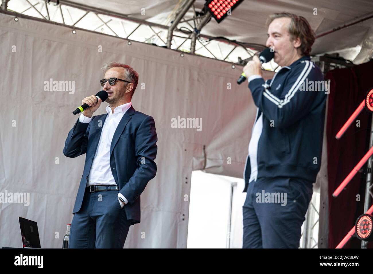 Berlino, Germania. 04th Set, 2022. Jan Böhmermann (l), presentatore, e Olli Schulz, musicista e ospite, sono sul palco dell'IFA electronics per la registrazione del loro podcast 'Fest und Flauschig'. Oltre 1100 espositori espongono le novità dell'elettronica di consumo e degli elettrodomestici all'IFA. Credit: Fabian Sommer/dpa/Alamy Live News Foto Stock