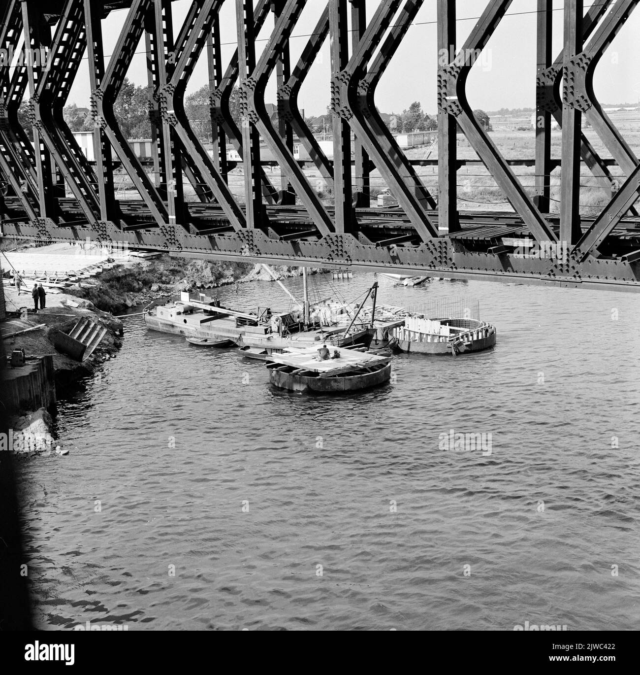 Vista della costruzione di pilastri per il nuovo ponte ferroviario sul Maas vicino a Venlo con il vecchio ponte di emergenza in primo piano. Foto Stock