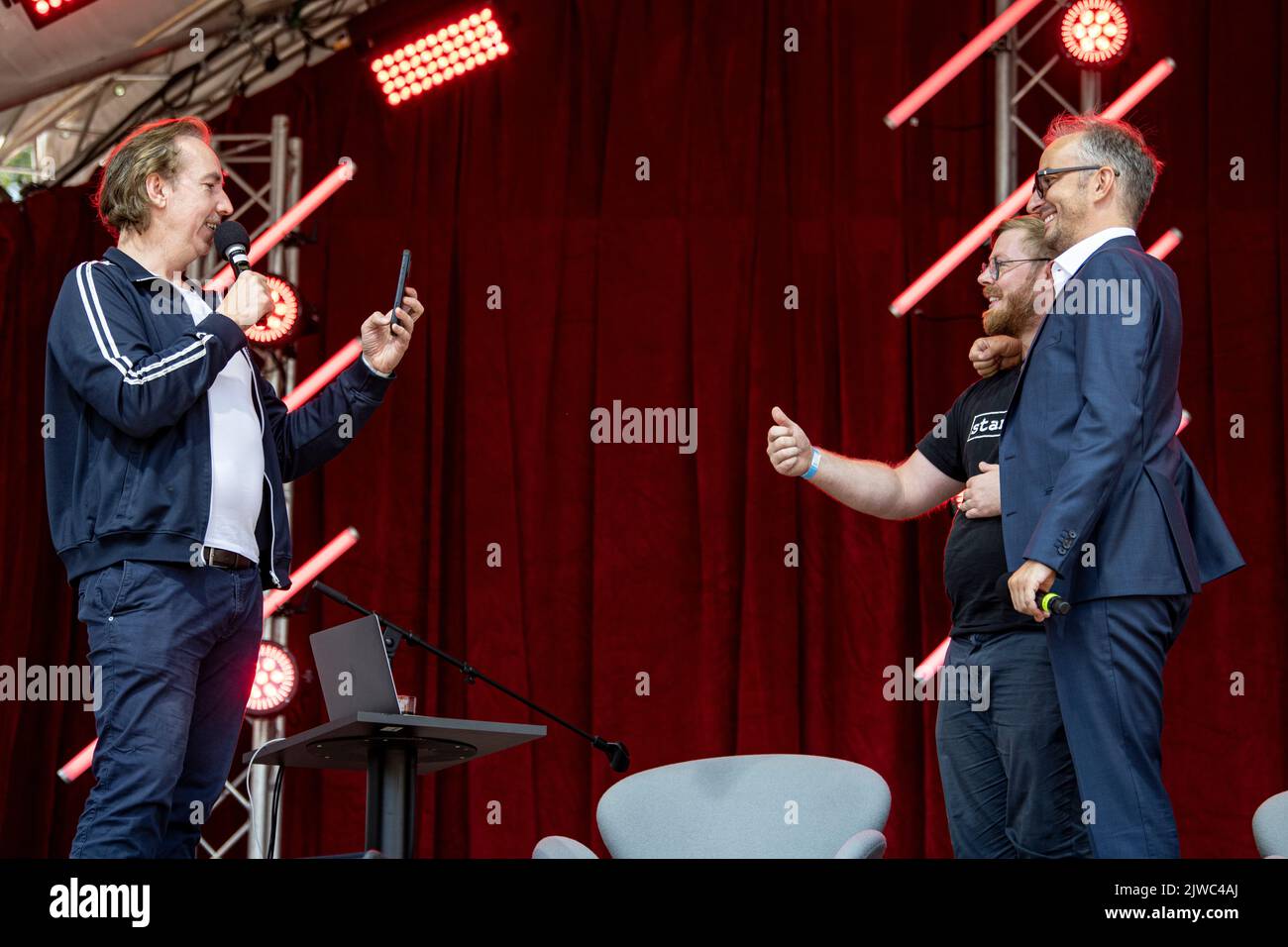 Berlino, Germania. 04th Set, 2022. Jan Böhmermann (r), presentatore, e Olli Schulz (l), musicista e presentatore, sono in scena con un fan alla fiera dell'elettronica IFA per la registrazione del loro podcast 'Fest und Flauschig'. Oltre 1100 espositori espongono le novità dell'elettronica di consumo e degli elettrodomestici all'IFA. Credit: Fabian Sommer/dpa/Alamy Live News Foto Stock