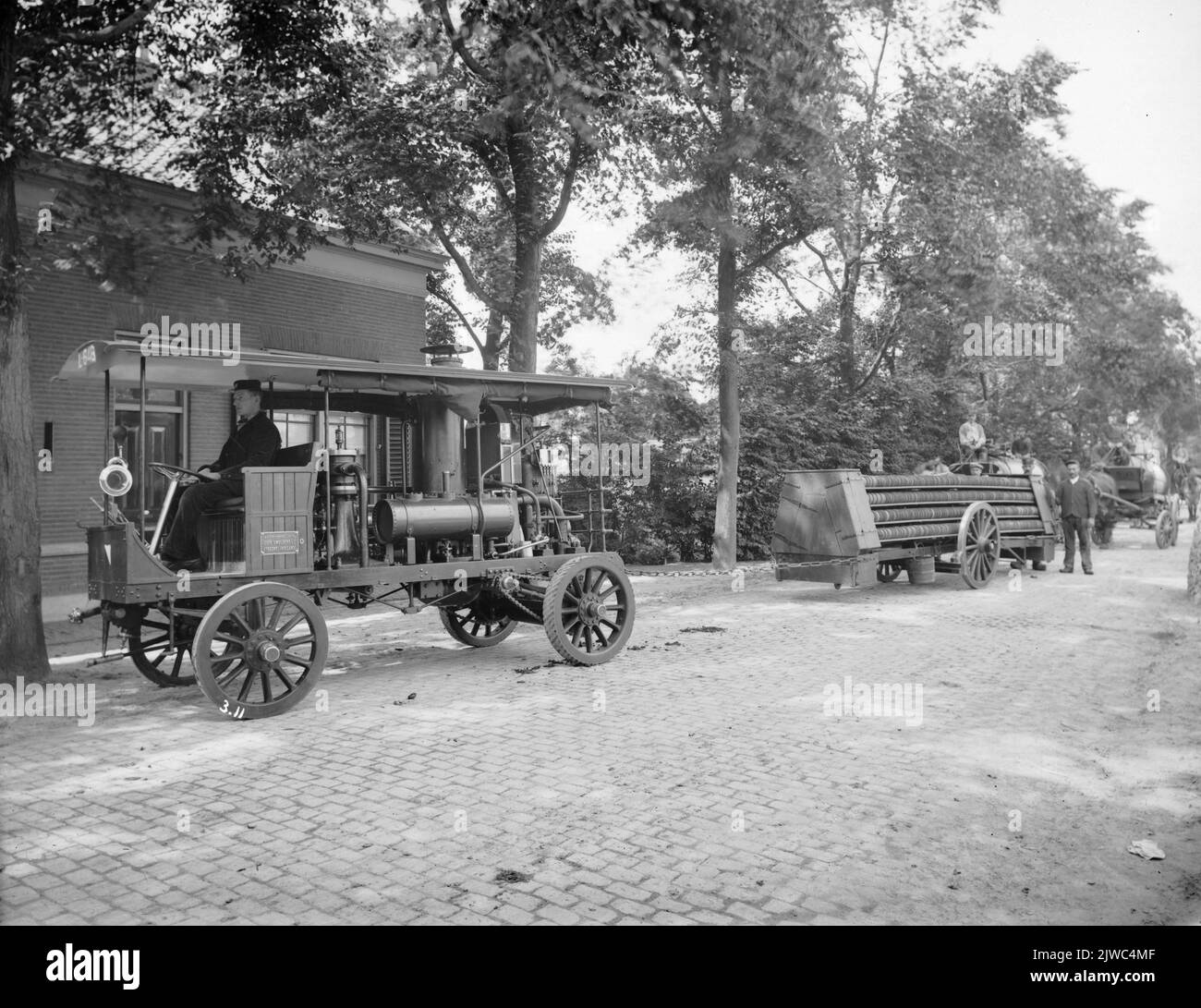 Immagine di un'auto prodotta dalla società Louis Smulders & Co (Groeneweg 2) a Utrecht con pompa d'aria orizzontale (pompa da vuoto) utilizzata dal comune per la pulizia di pozzi di orso; dietro l'auto un rimorchio con i serpenti corrispondenti e dietro di esso il serbatoio di stoccaggio.n.b. Il Firmanaam fu cambiato nel 1918 in N.V. Machinefabriek Jaffa ex Louis Smulders & Co.de Firmanaam è stato cambiato nel 1952 a N.V. Machinefabriek Stork-Jaffa Foto Stock