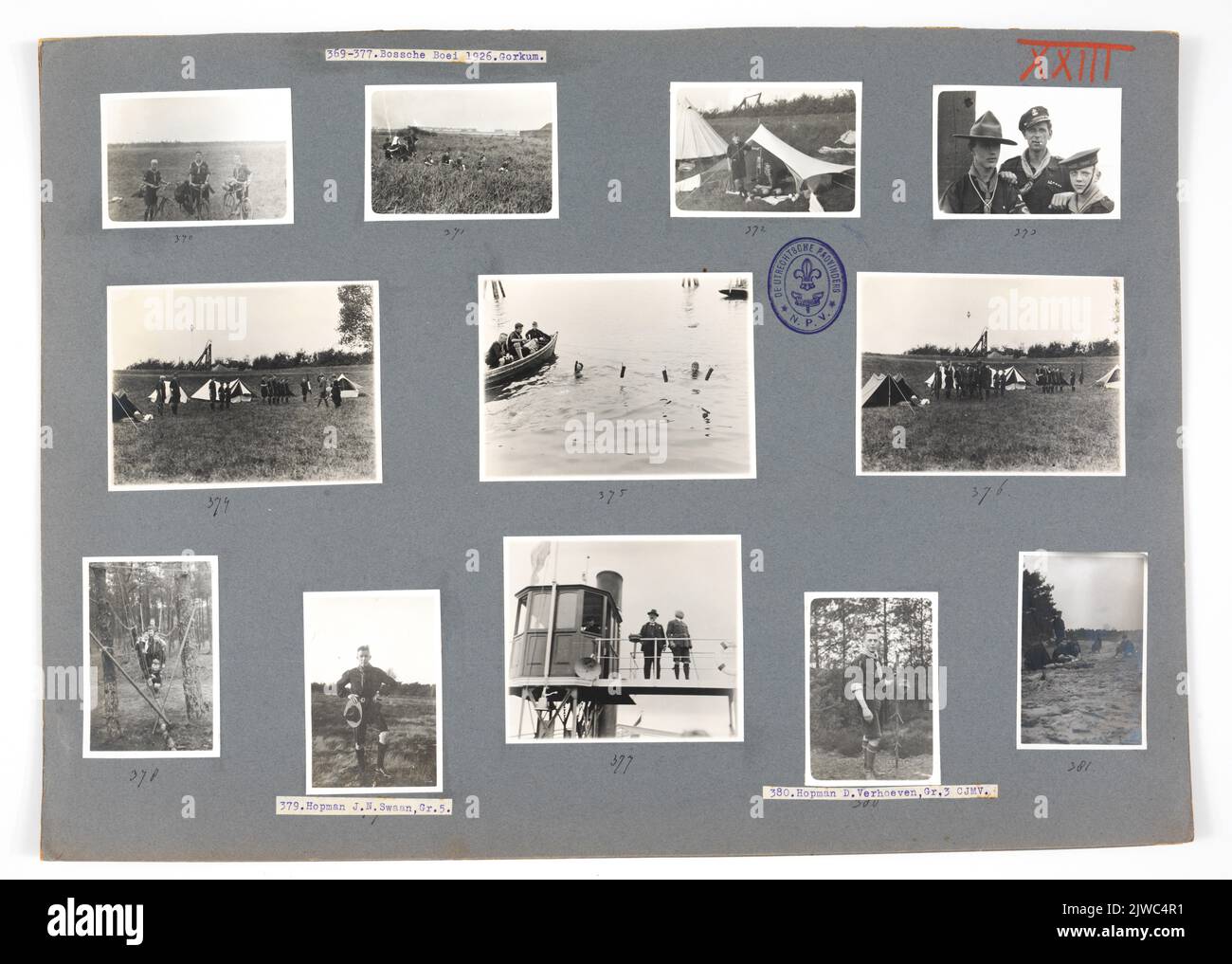Foto di pagina 23 da un album fotografico a foglia libera della Dutch Poundfinders Association (N.P.V.), Dipartimento di Utrecht, con foto di: De Nationale Pounders Concorsi di nuoto intorno al Bossche Boei a Gorinchem nel 1926 (370-377) tra cui Hopman van Popta, Schuurmans Stekhoven e Preventivo in bicicletta (370), membri del Troep 1 (371), ispezione del Troep 1 da parte del presidente della N.P.V. J.J. Rambonnet (374 e 376), snack in acqua (375) e J.J. Rambonnet e Dr. Biegel durante il viaggio a Loevestein (377), Troep 5 su un ponte costruito (378); Hopman Swaan (379); Hopman Verhoeven (3 Foto Stock