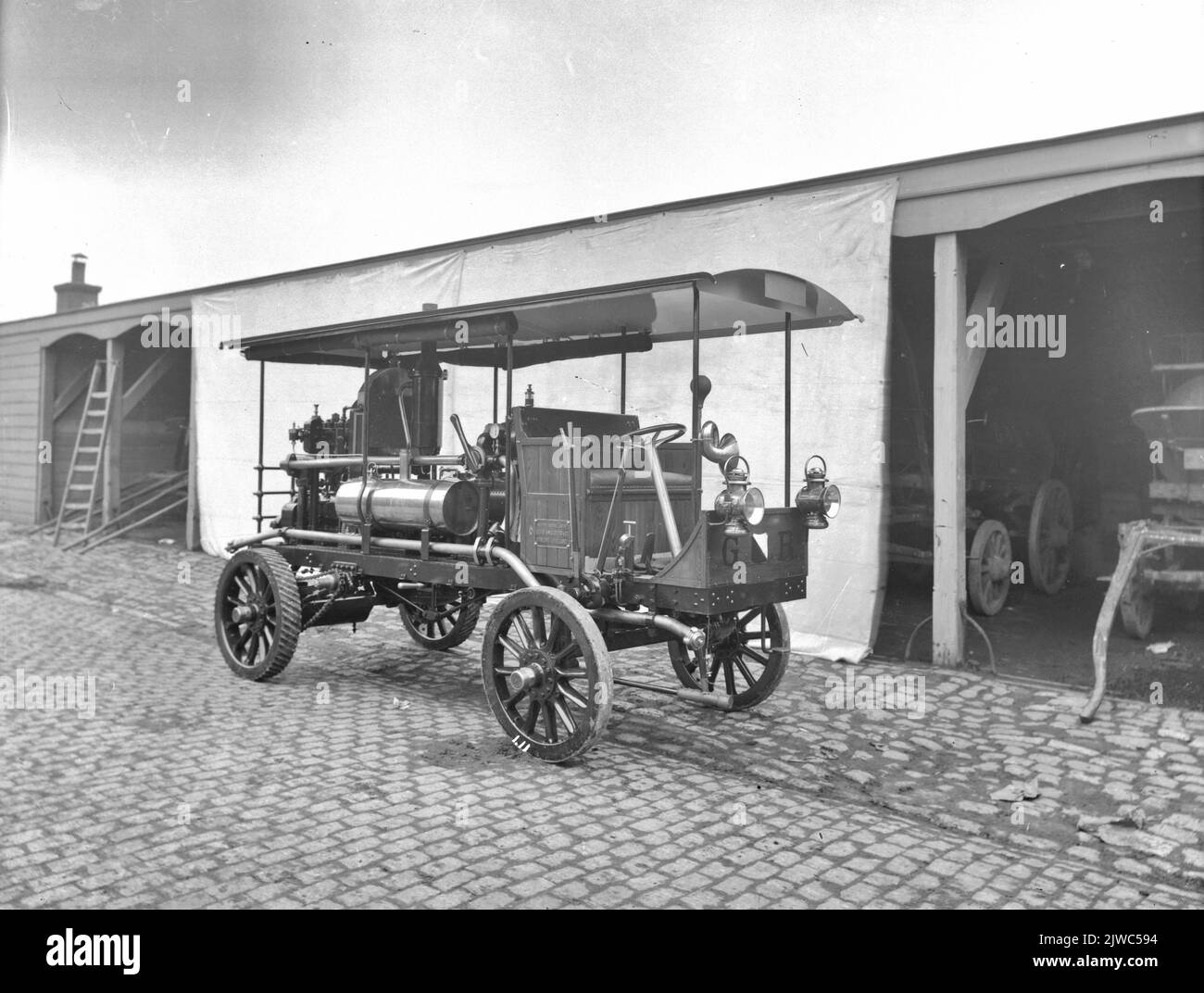 Immagine di un'auto prodotta dalla società Louis Smulders & Co (Groeneweg 2) a Utrecht con pompa d'aria orizzontale (pompa da vuoto) utilizzata dalla pulizia del comune per lo svuotamento di Beerputten.n.b. Il Firmanaam fu cambiato nel 1918 in N.V. Machinefabriek Jaffa ex Louis Smulders & Co.de Firmanaam è stato cambiato nel 1952 a N.V. Machinefabriek Stork-Jaffa Foto Stock
