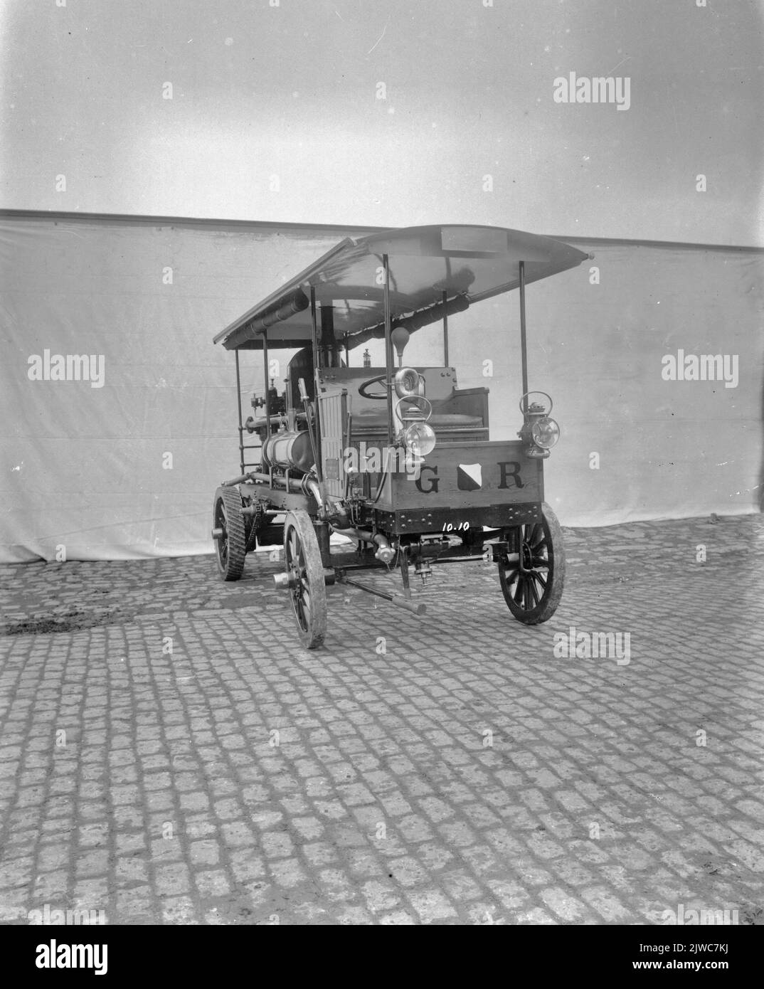 Immagine di un'auto prodotta dalla società Louis Smulders & Co (Groeneweg 2) a Utrecht con pompa d'aria orizzontale (pompa da vuoto) utilizzata dalla pulizia del comune per lo svuotamento di Beerputten.n.b. Il Firmanaam fu cambiato nel 1918 in N.V. Machinefabriek Jaffa ex Louis Smulders & Co.de Firmanaam è stato cambiato nel 1952 a N.V. Machinefabriek Stork-Jaffa Foto Stock
