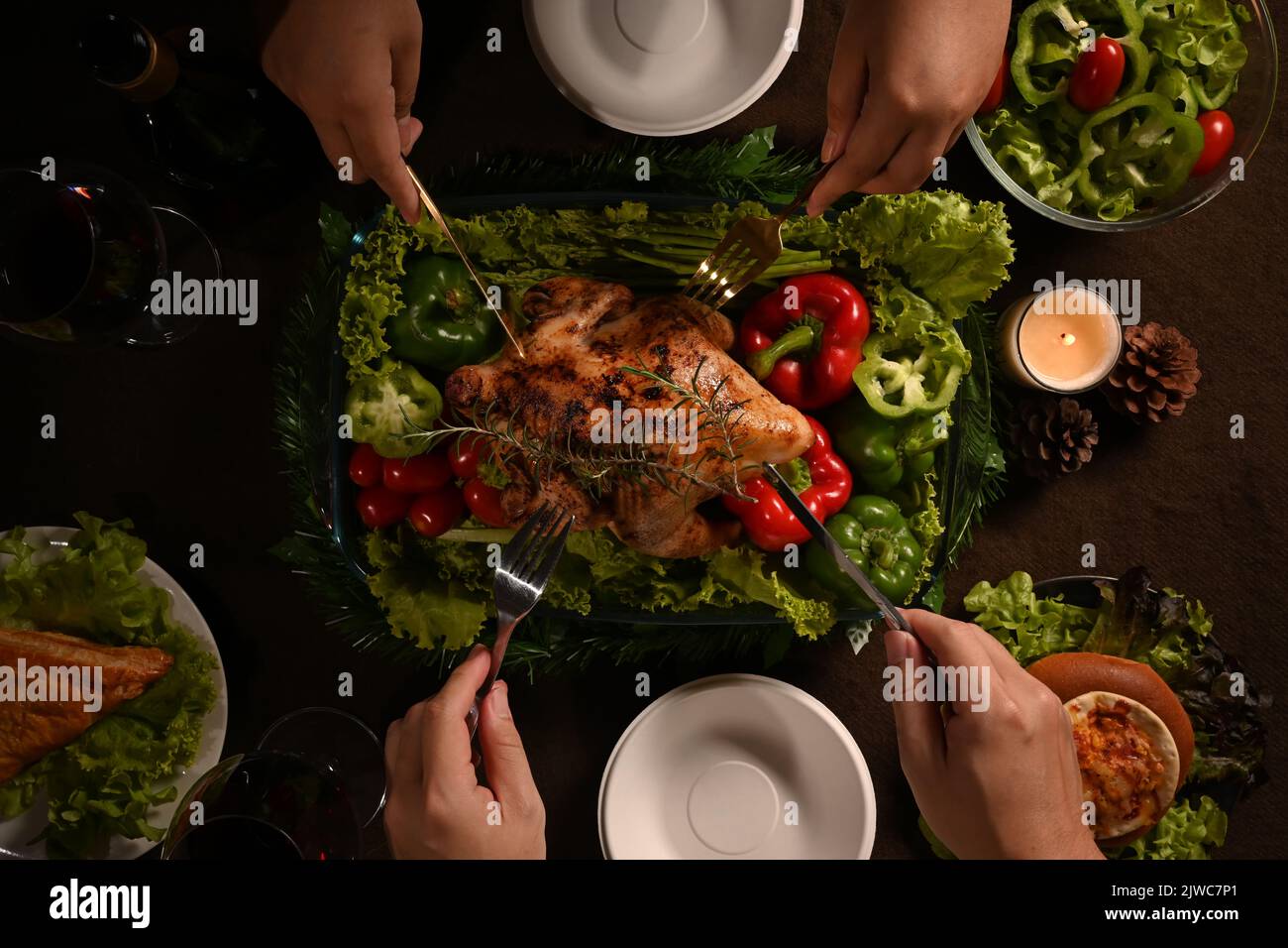 Un gruppo di amici o una famiglia può gustare il tacchino arrosto e il pasto del giorno del Ringraziamento insieme. Festa del Ringraziamento, cena tradizionale Foto Stock